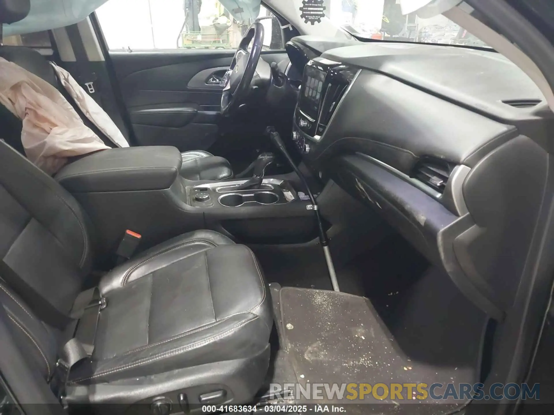 5 Photograph of a damaged car 1GNEVHKW1KJ290826 CHEVROLET TRAVERSE 2019