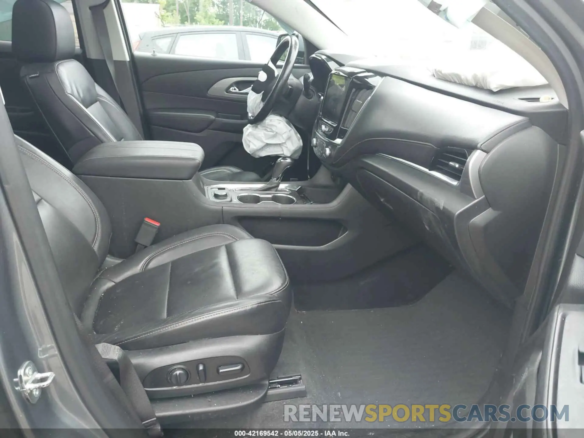 5 Photograph of a damaged car 1GNEVHKW2KJ141731 CHEVROLET TRAVERSE 2019