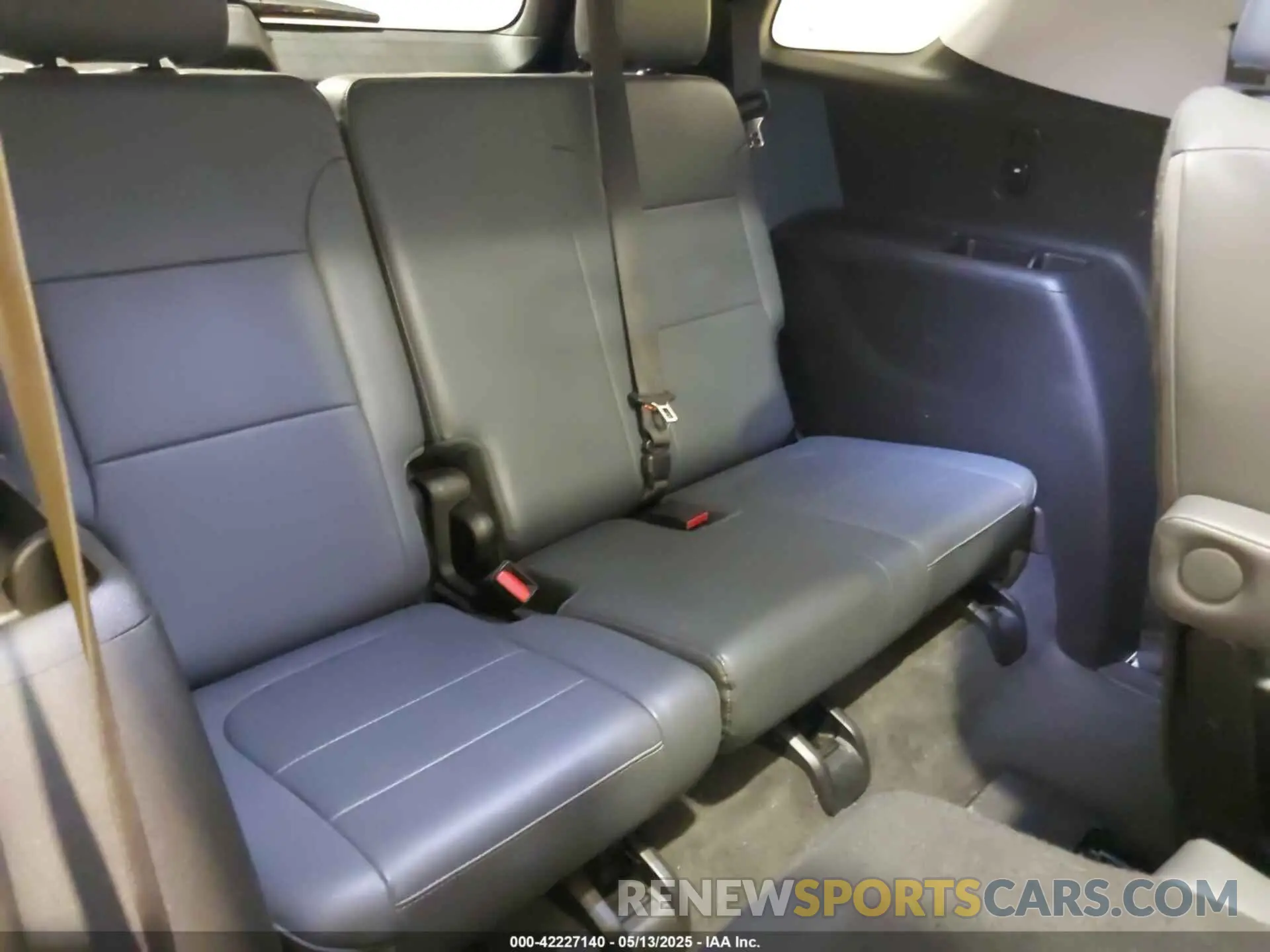 17 Photograph of a damaged car 1GNEVHKW2KJ172395 CHEVROLET TRAVERSE 2019