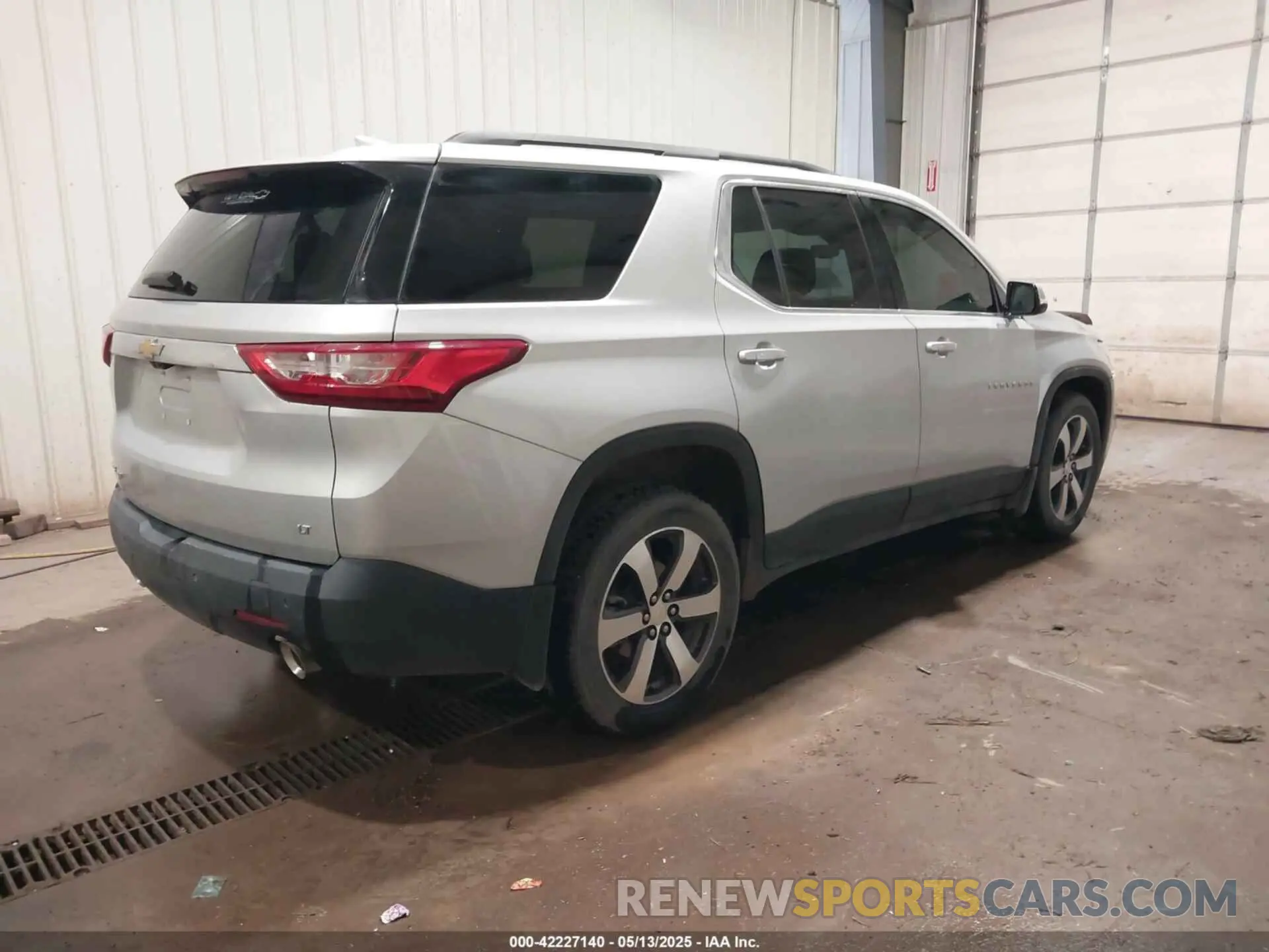 4 Photograph of a damaged car 1GNEVHKW2KJ172395 CHEVROLET TRAVERSE 2019