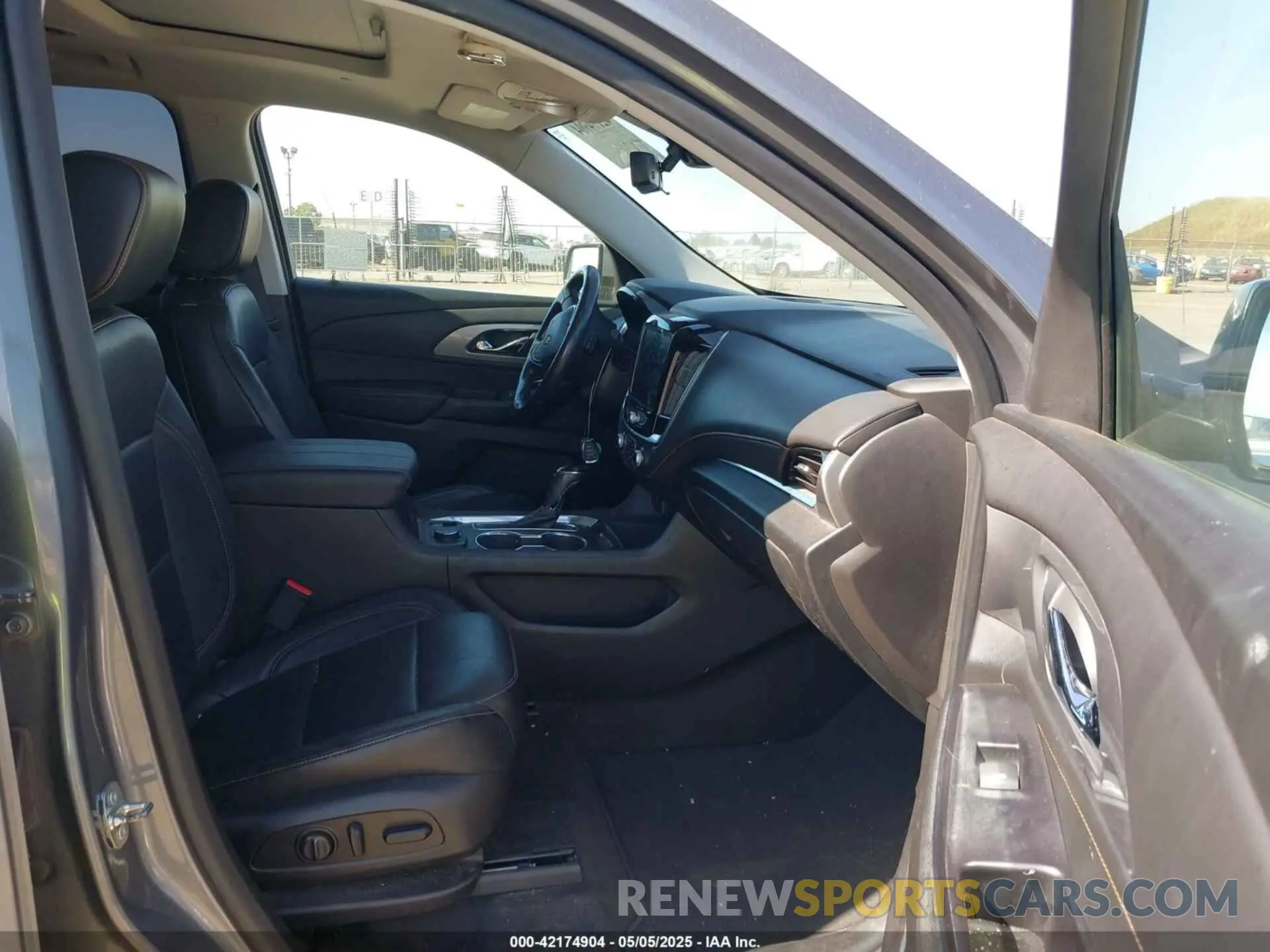 5 Photograph of a damaged car 1GNEVHKW2KJ193540 CHEVROLET TRAVERSE 2019