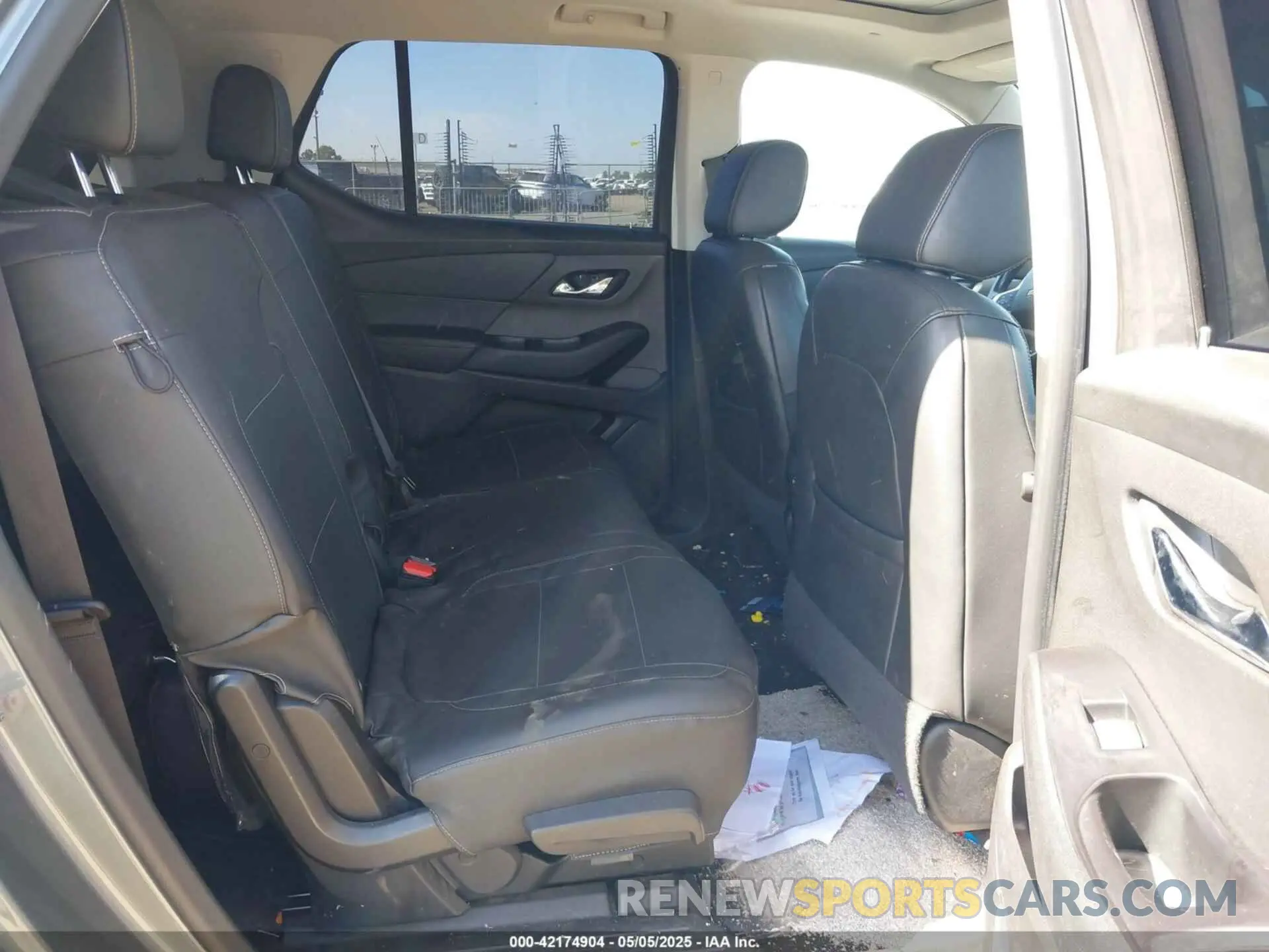 8 Photograph of a damaged car 1GNEVHKW2KJ193540 CHEVROLET TRAVERSE 2019