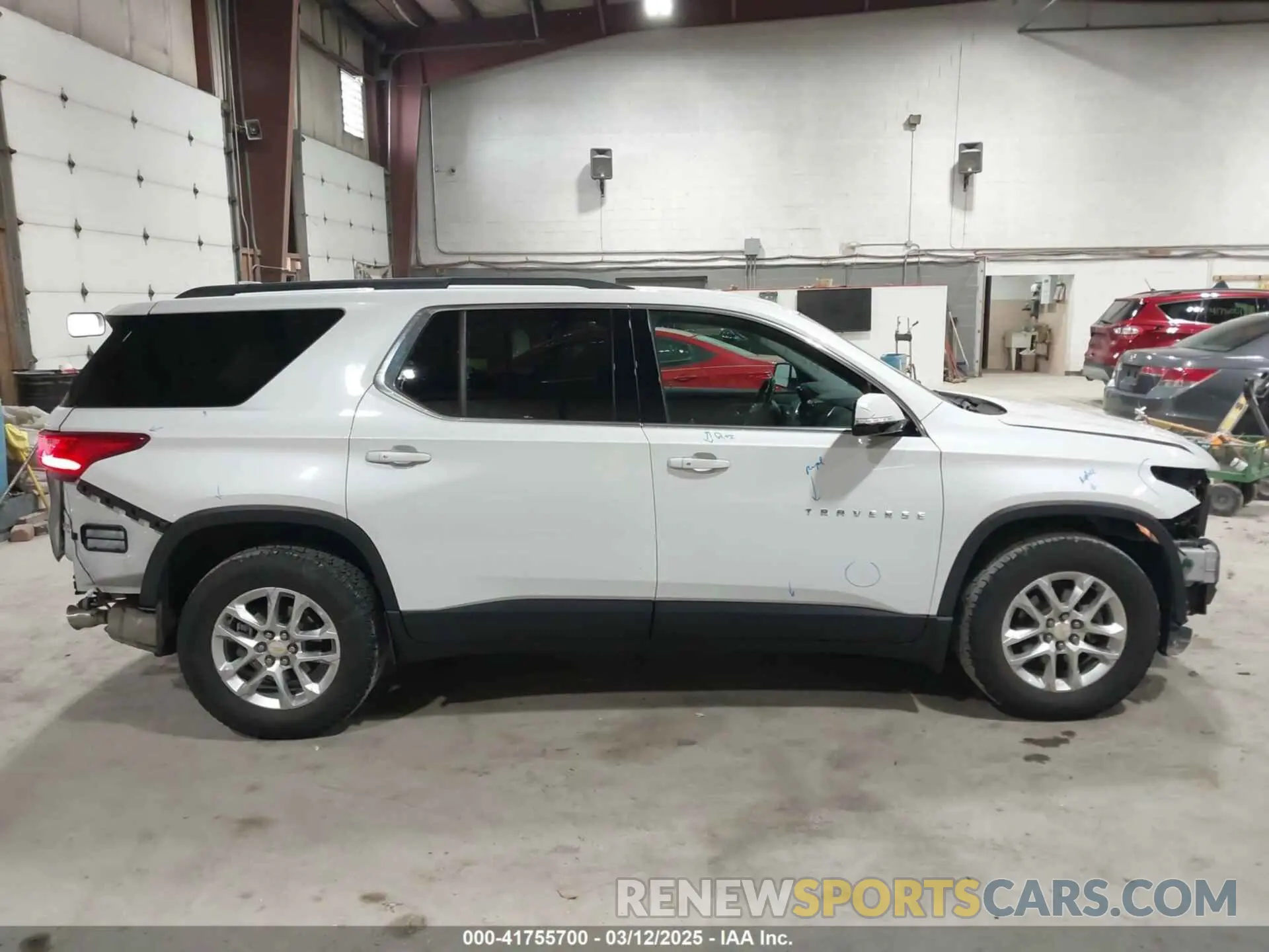 14 Photograph of a damaged car 1GNEVHKW2KJ223099 CHEVROLET TRAVERSE 2019