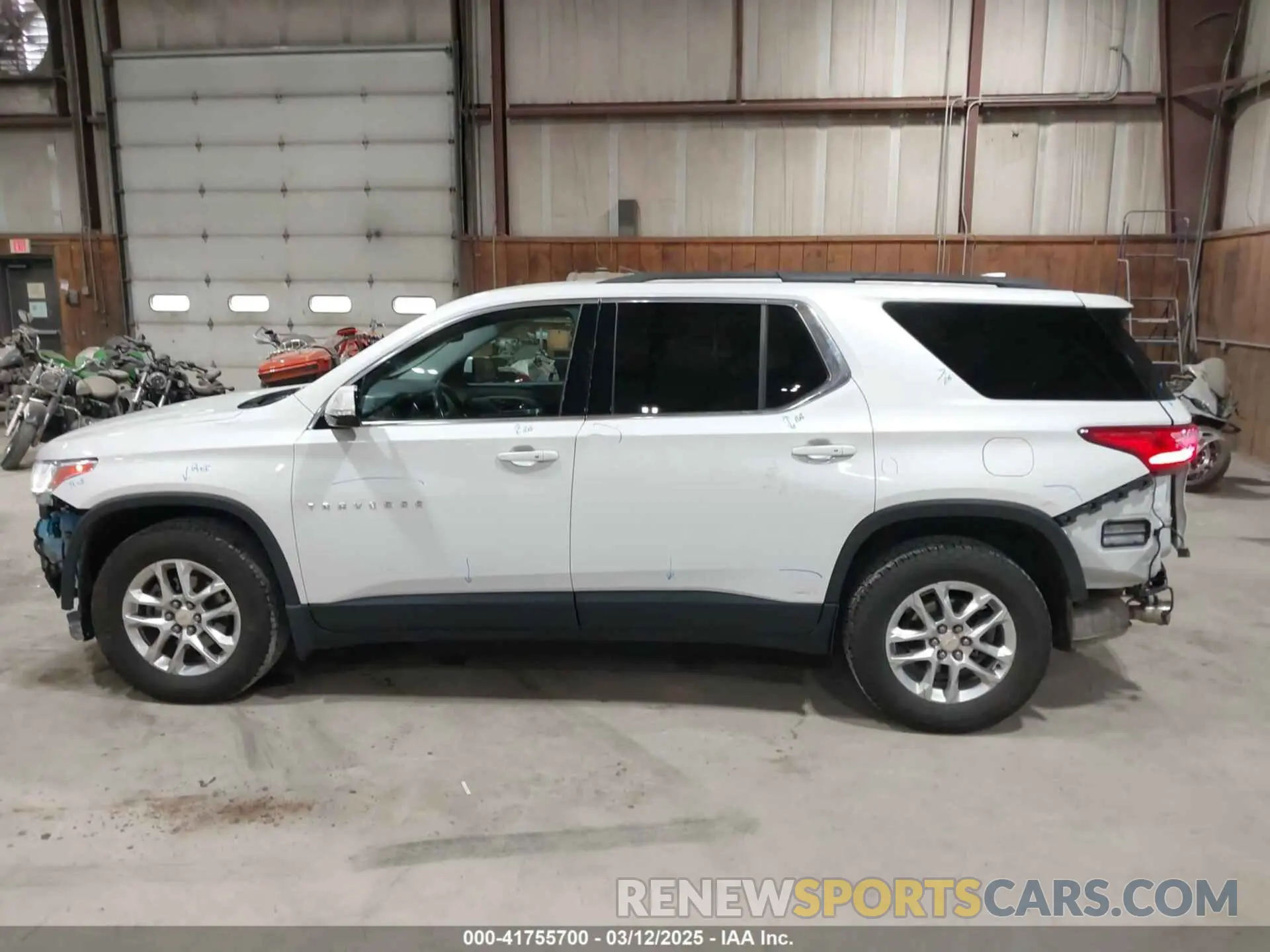 15 Photograph of a damaged car 1GNEVHKW2KJ223099 CHEVROLET TRAVERSE 2019