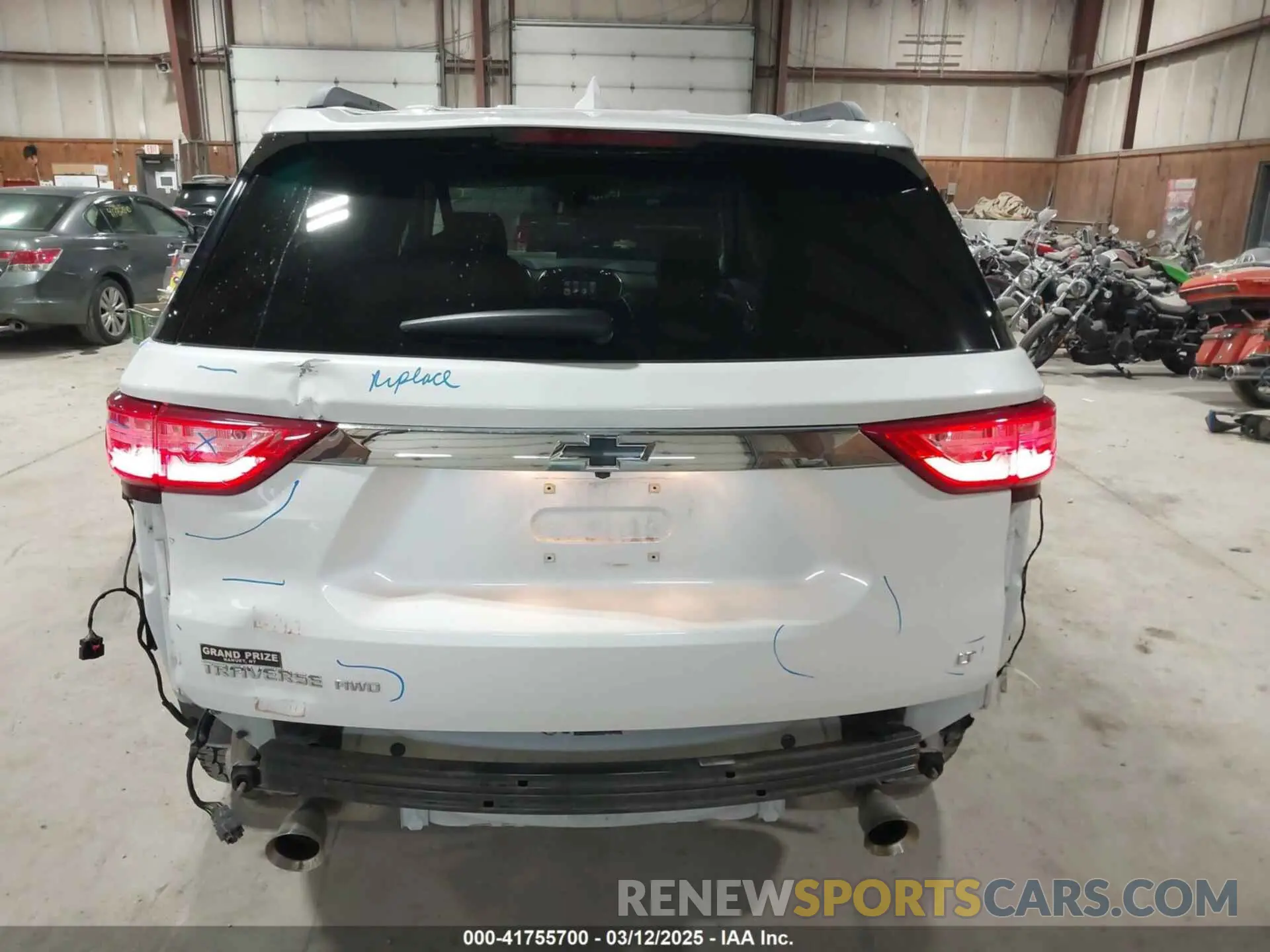 17 Photograph of a damaged car 1GNEVHKW2KJ223099 CHEVROLET TRAVERSE 2019