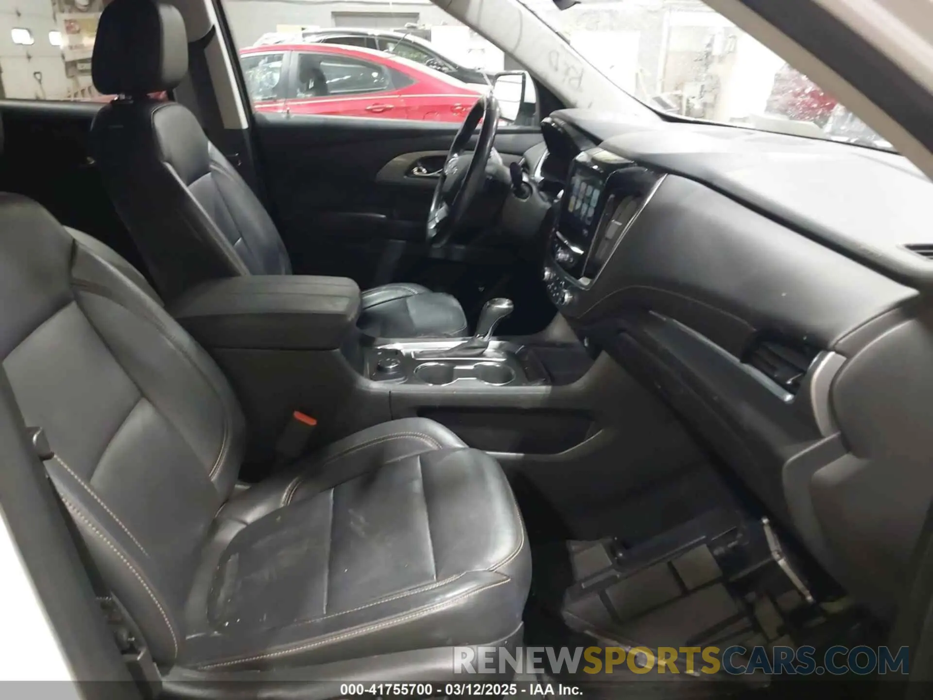 5 Photograph of a damaged car 1GNEVHKW2KJ223099 CHEVROLET TRAVERSE 2019