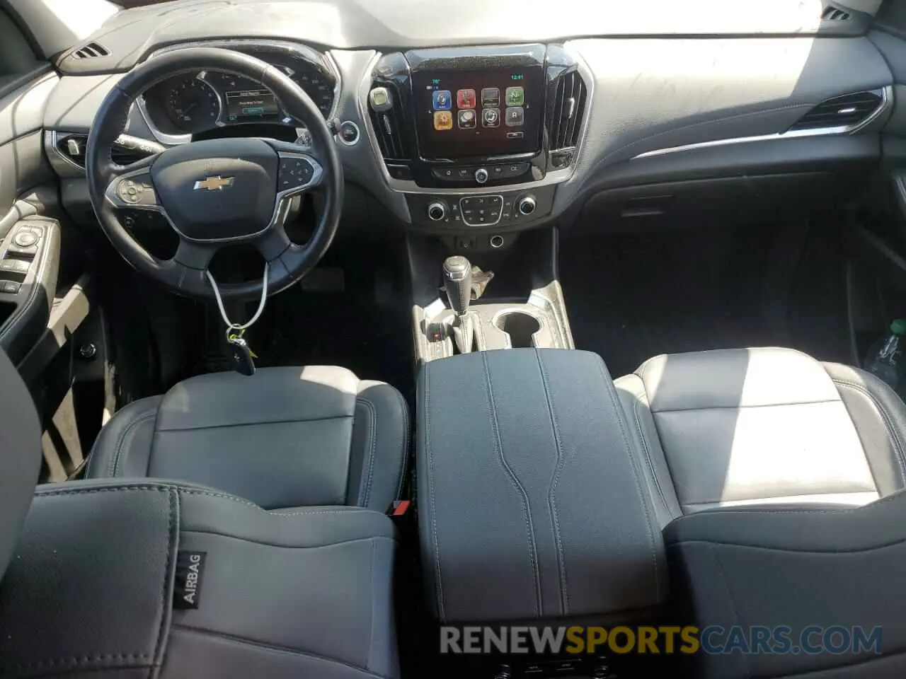 8 Photograph of a damaged car 1GNEVHKW2KJ287725 CHEVROLET TRAVERSE 2019