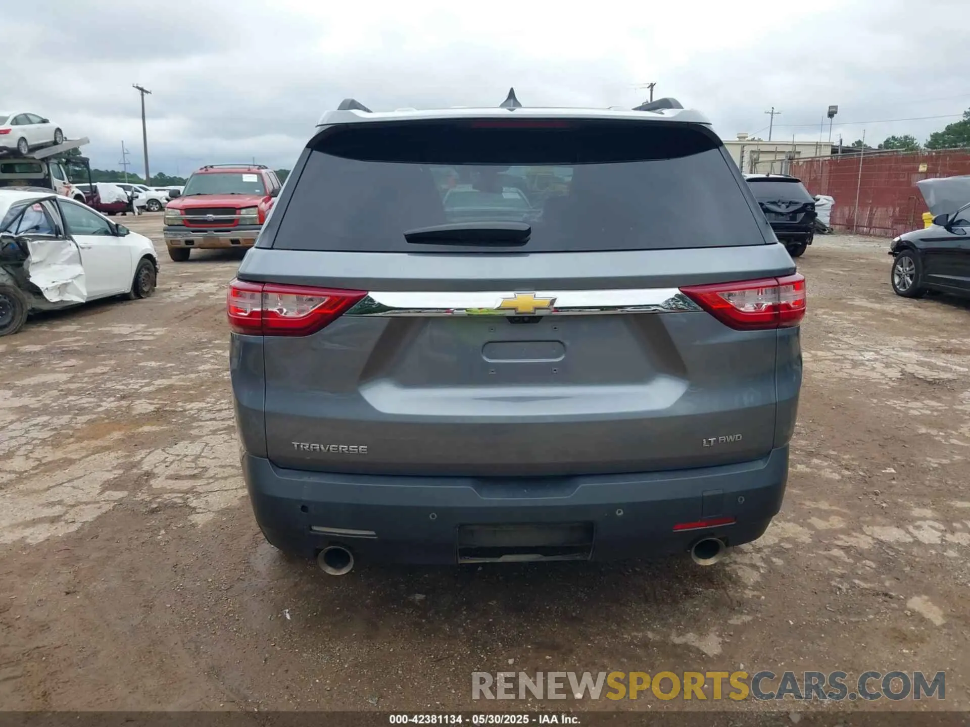 16 Photograph of a damaged car 1GNEVHKW2KJ296439 CHEVROLET TRAVERSE 2019