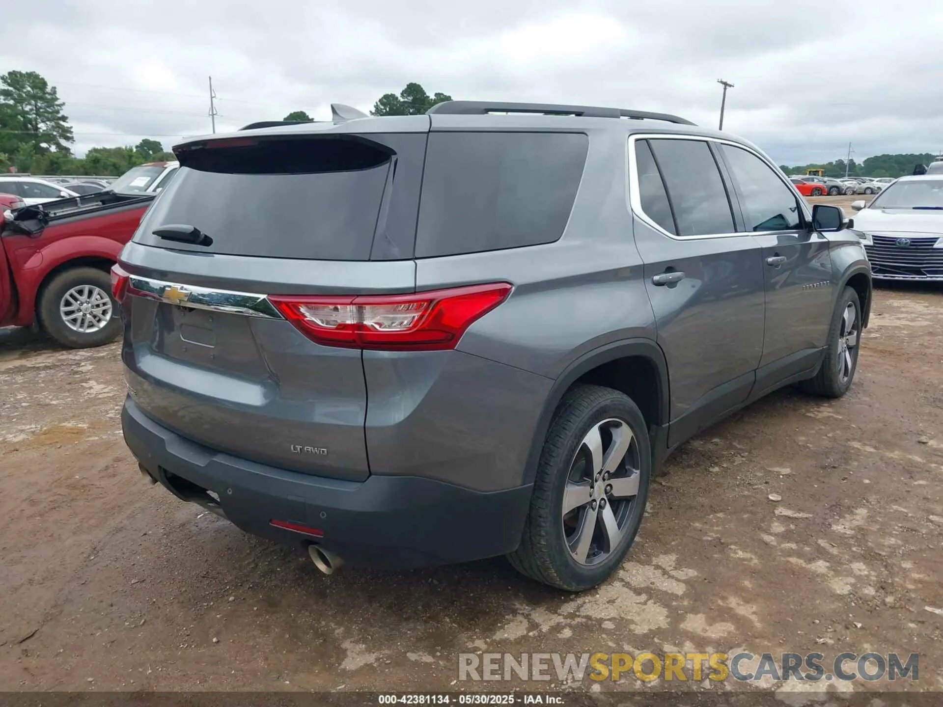 4 Photograph of a damaged car 1GNEVHKW2KJ296439 CHEVROLET TRAVERSE 2019