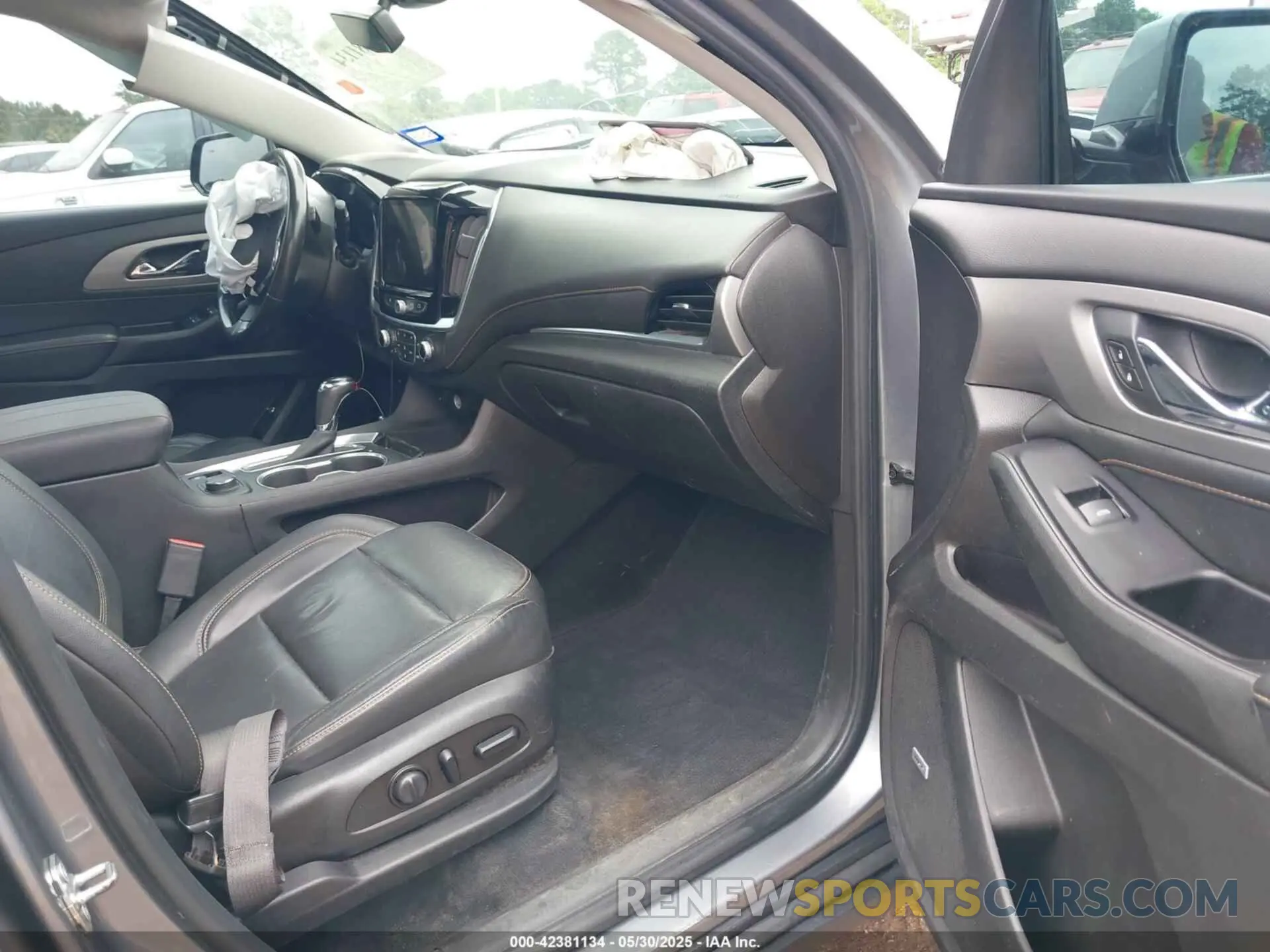 5 Photograph of a damaged car 1GNEVHKW2KJ296439 CHEVROLET TRAVERSE 2019