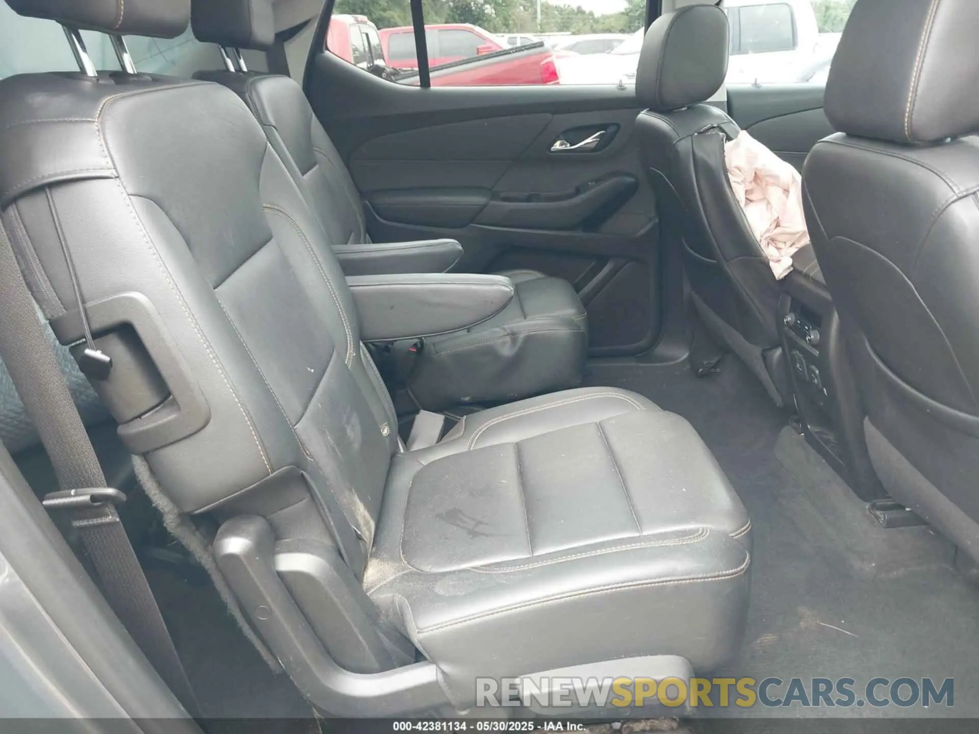 8 Photograph of a damaged car 1GNEVHKW2KJ296439 CHEVROLET TRAVERSE 2019