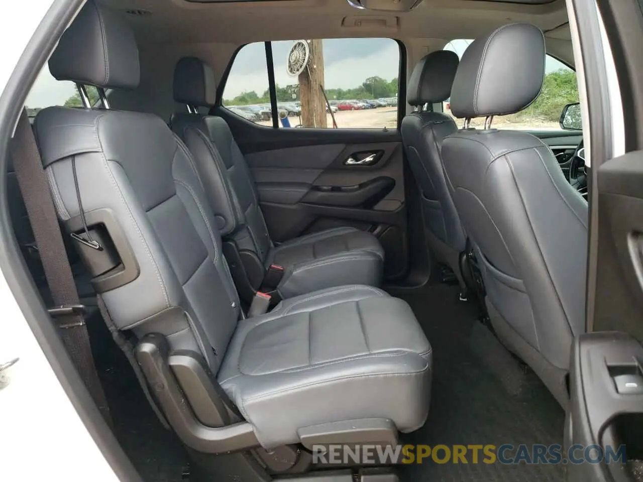 11 Photograph of a damaged car 1GNEVHKW3KJ118412 CHEVROLET TRAVERSE 2019
