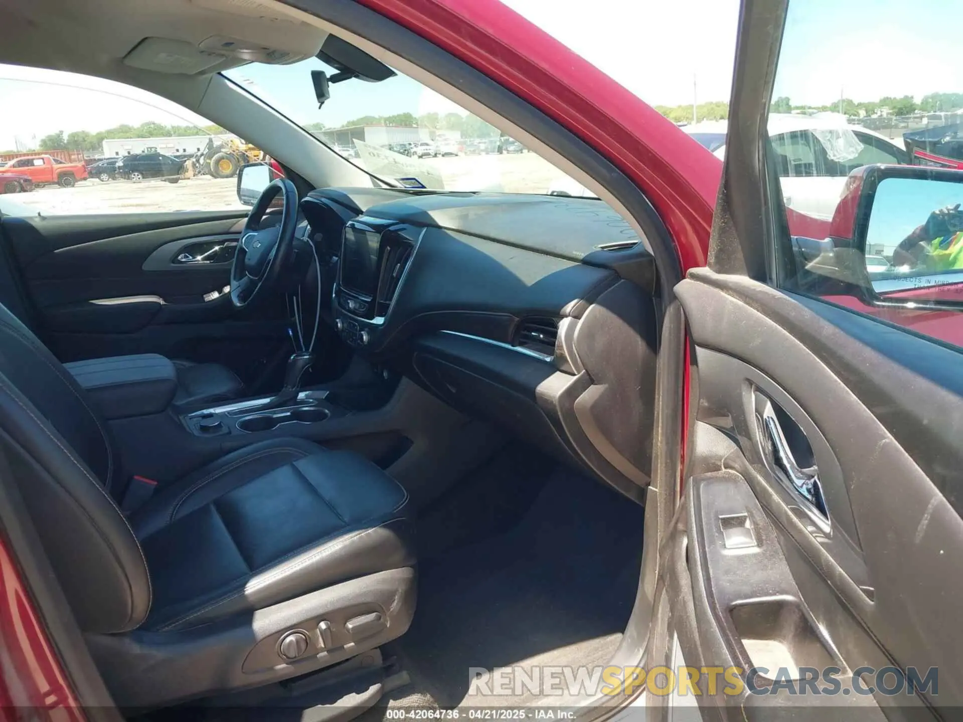 5 Photograph of a damaged car 1GNEVHKW3KJ159672 CHEVROLET TRAVERSE 2019