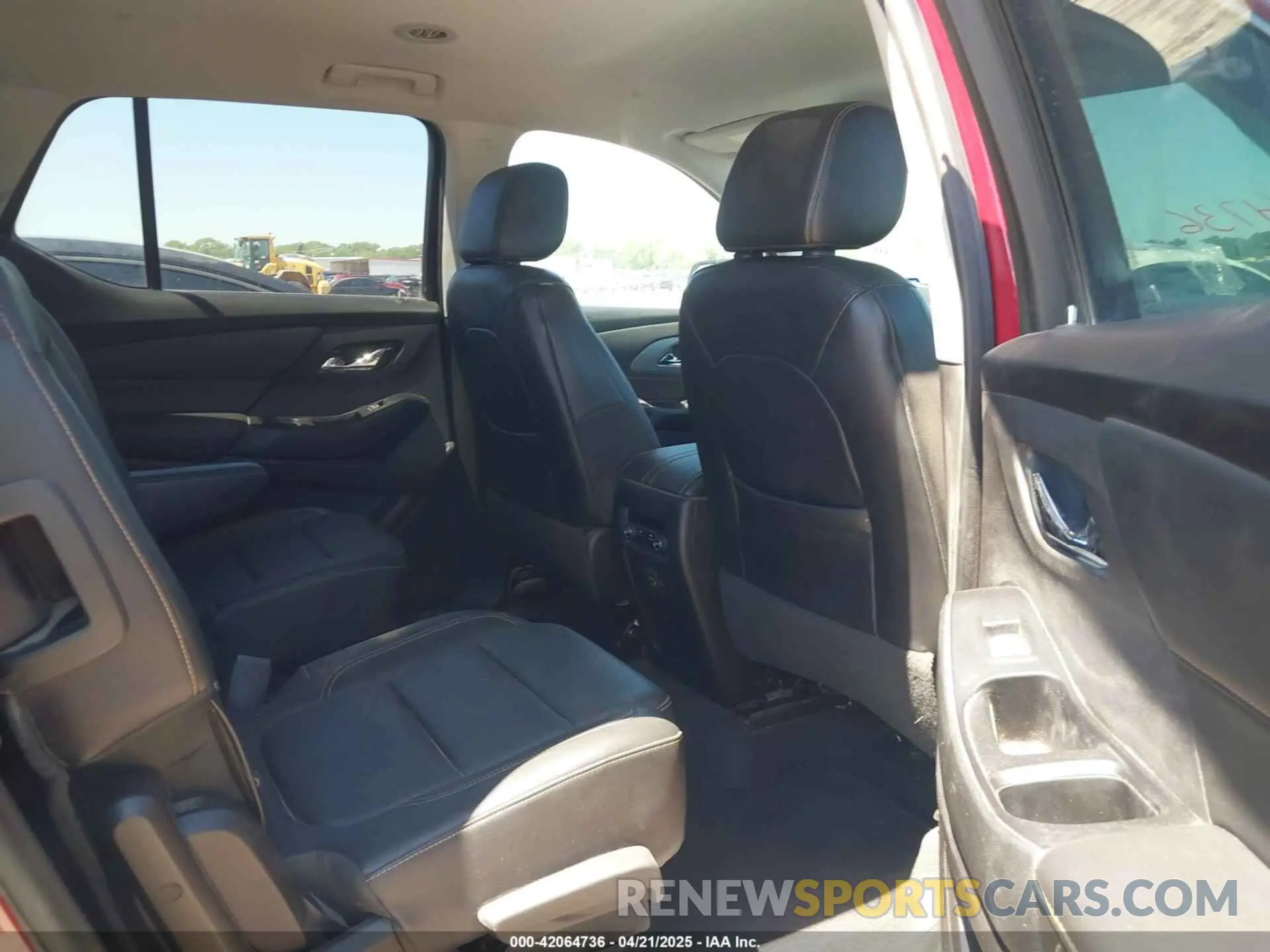8 Photograph of a damaged car 1GNEVHKW3KJ159672 CHEVROLET TRAVERSE 2019