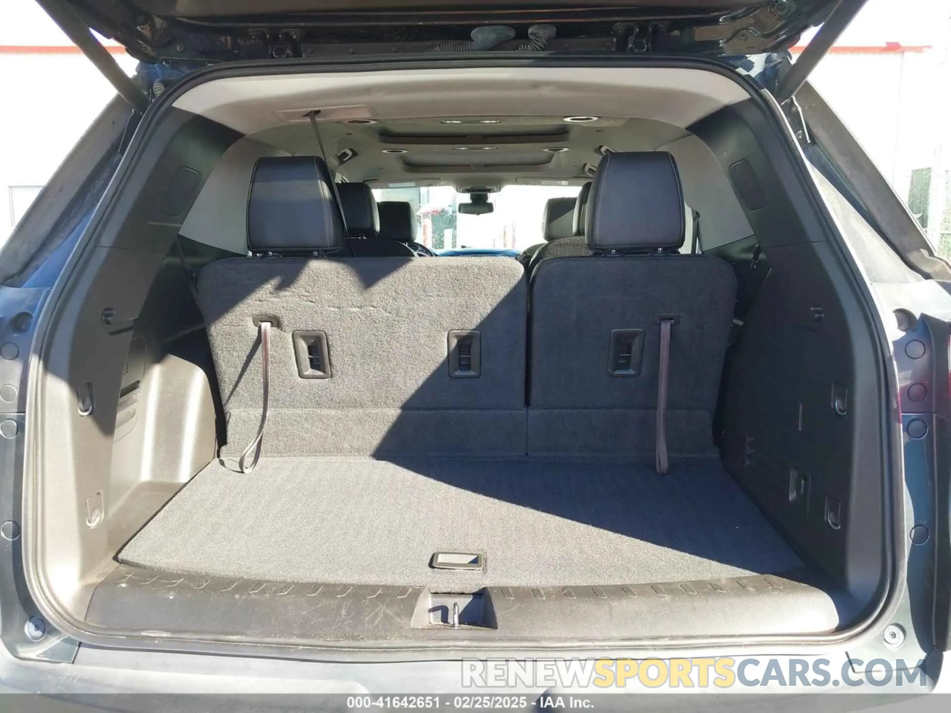 17 Photograph of a damaged car 1GNEVHKW3KJ185754 CHEVROLET TRAVERSE 2019