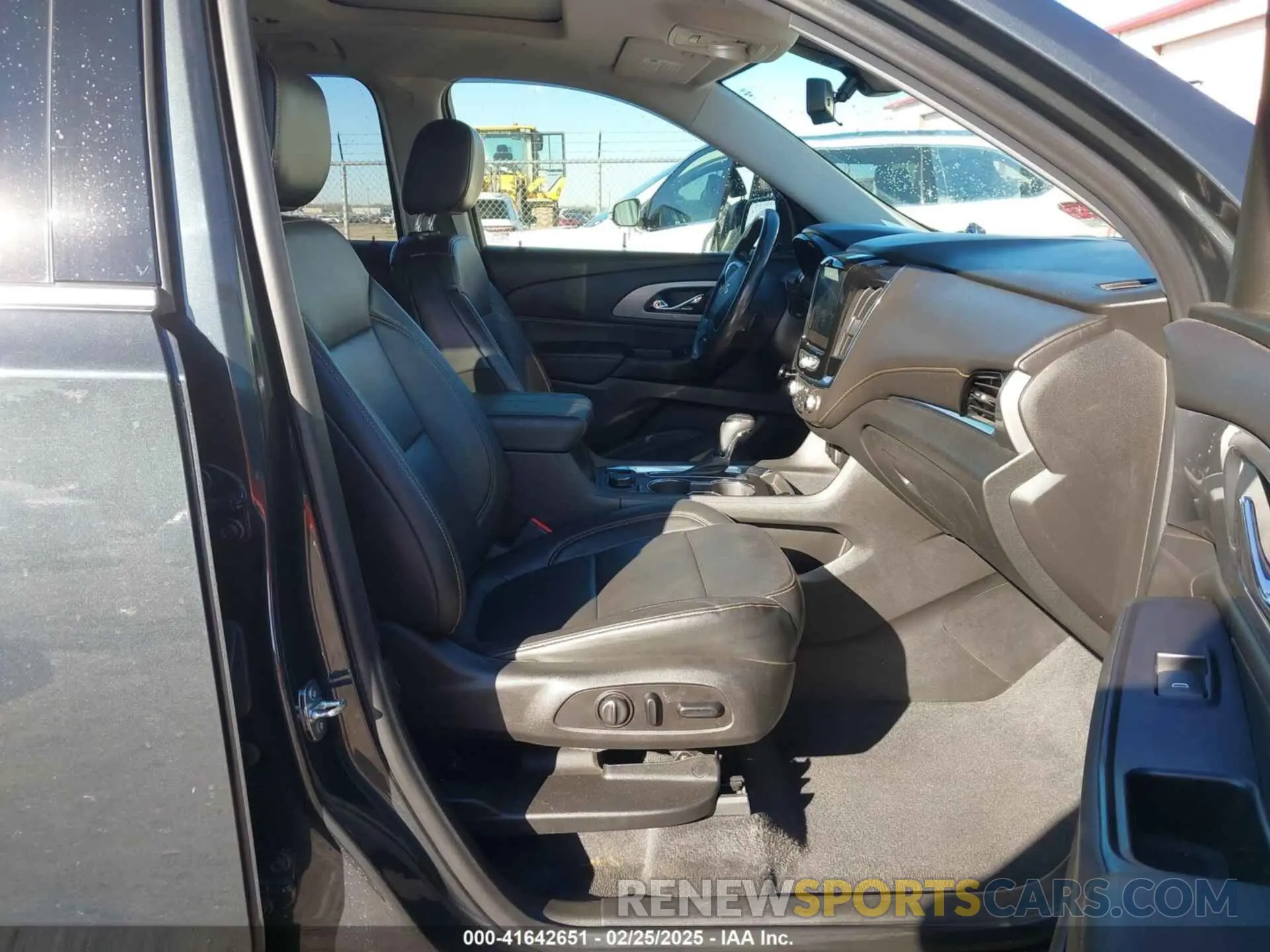 5 Photograph of a damaged car 1GNEVHKW3KJ185754 CHEVROLET TRAVERSE 2019