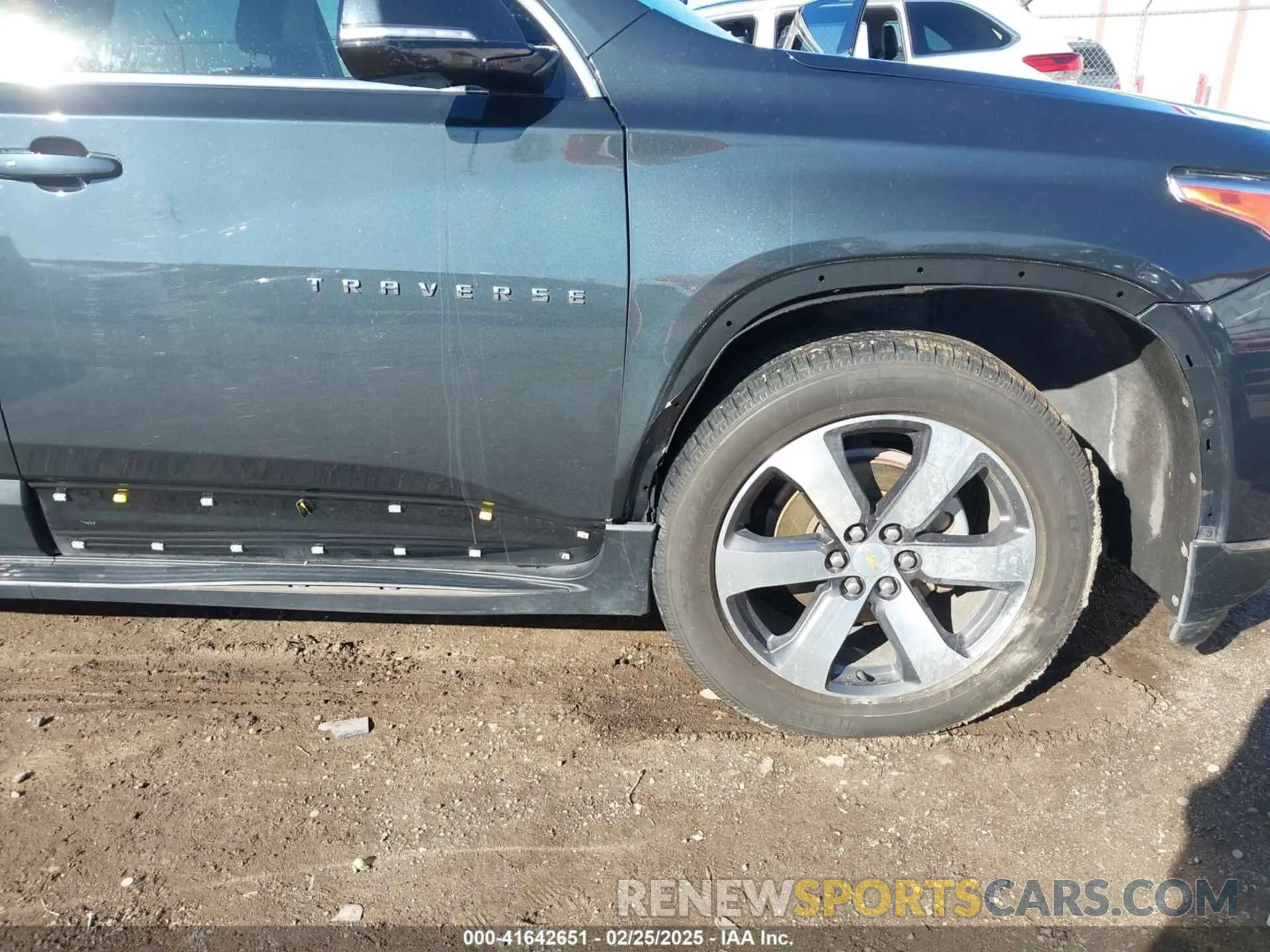 6 Photograph of a damaged car 1GNEVHKW3KJ185754 CHEVROLET TRAVERSE 2019