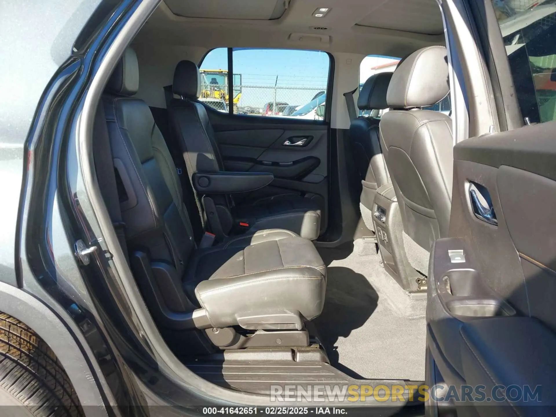 8 Photograph of a damaged car 1GNEVHKW3KJ185754 CHEVROLET TRAVERSE 2019