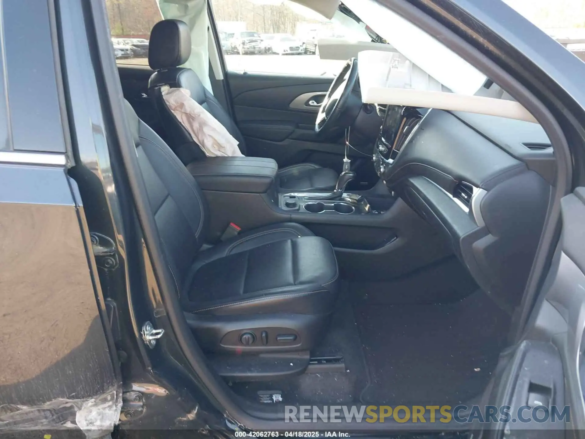 5 Photograph of a damaged car 1GNEVHKW4KJ138829 CHEVROLET TRAVERSE 2019