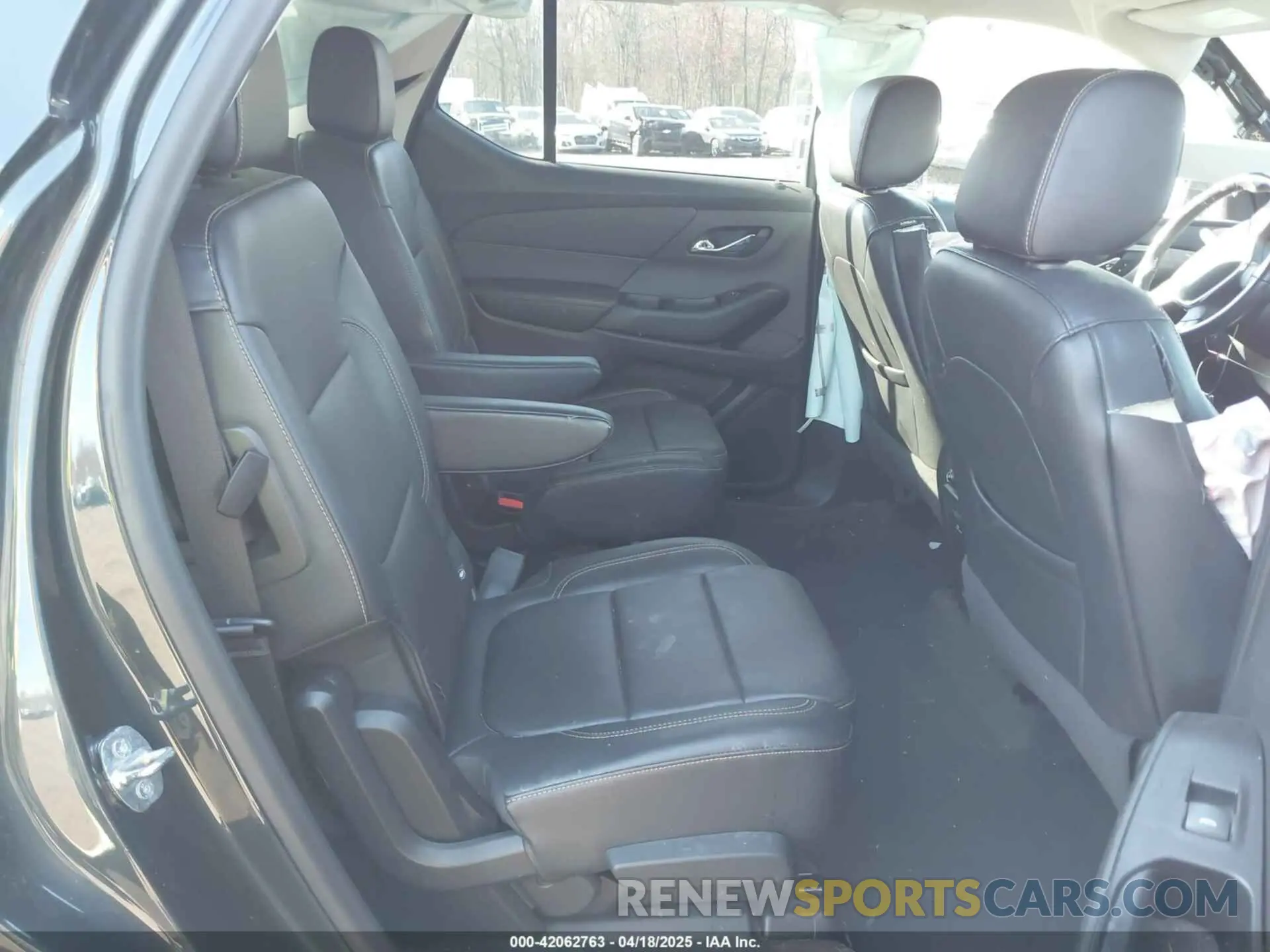 8 Photograph of a damaged car 1GNEVHKW4KJ138829 CHEVROLET TRAVERSE 2019