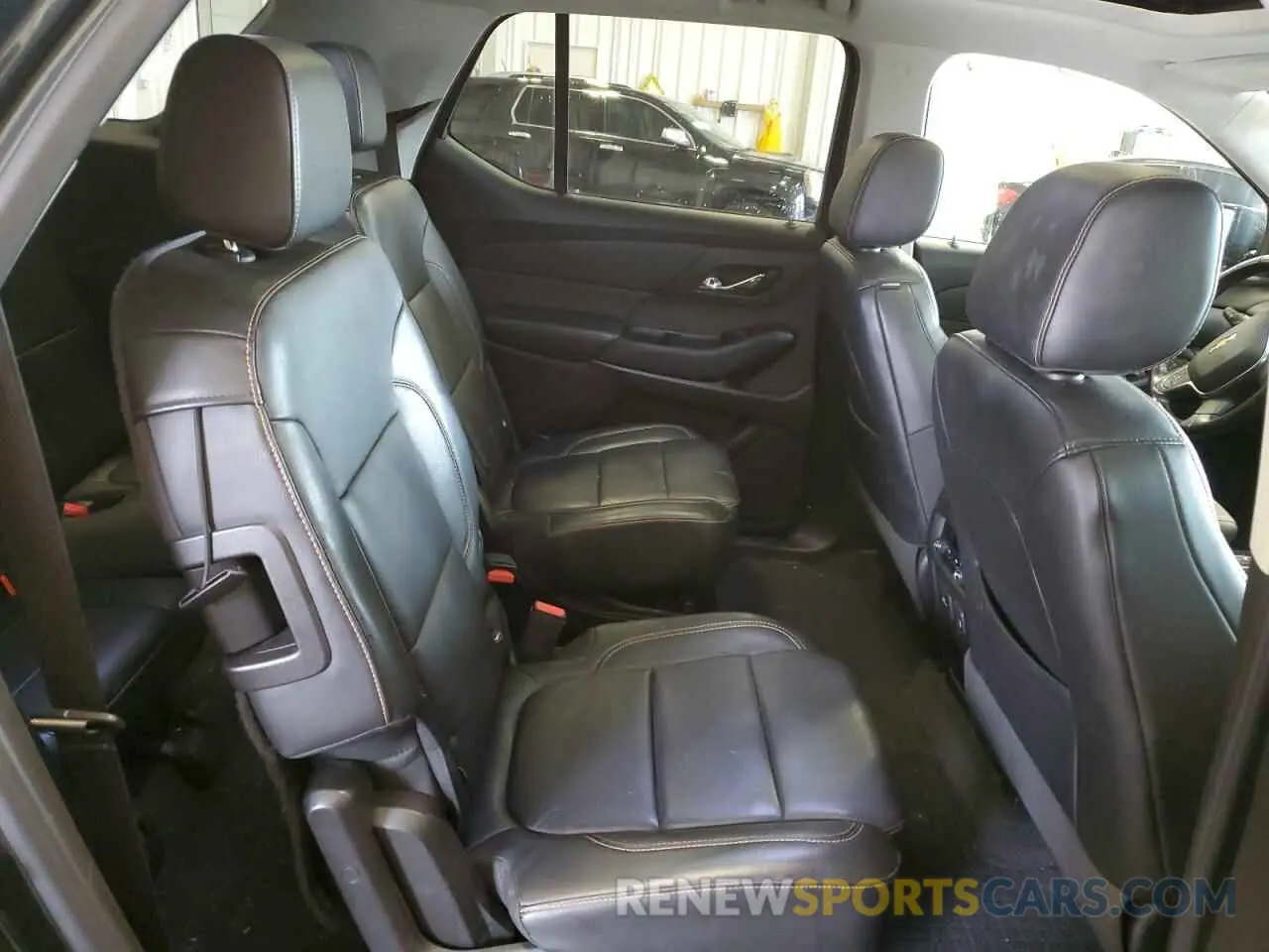 11 Photograph of a damaged car 1GNEVHKW5KJ129511 CHEVROLET TRAVERSE 2019