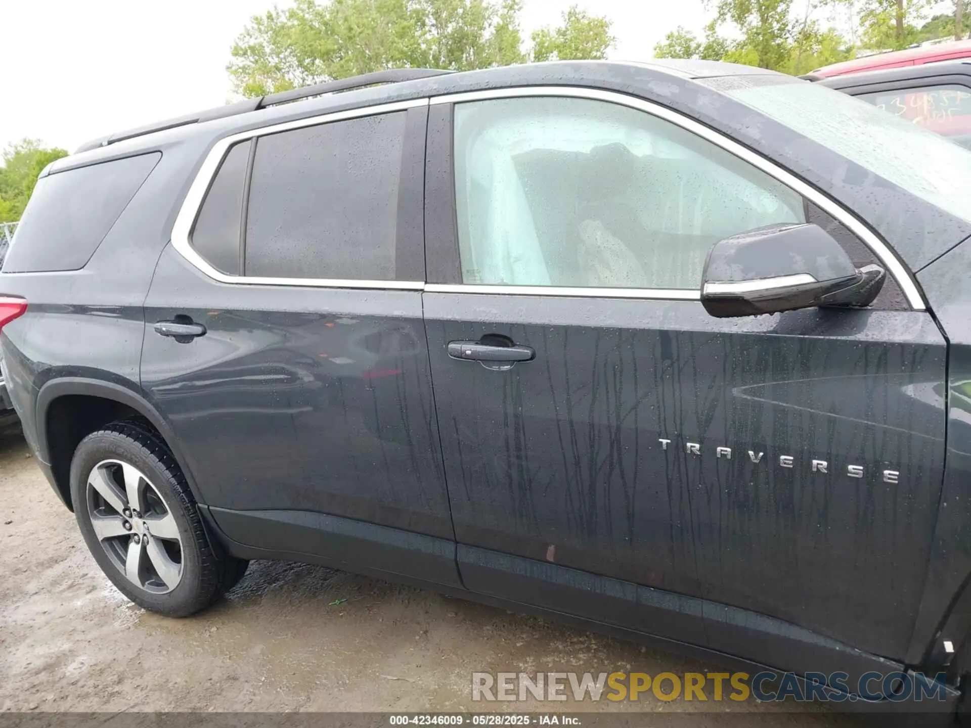 13 Photograph of a damaged car 1GNEVHKW5KJ158989 CHEVROLET TRAVERSE 2019