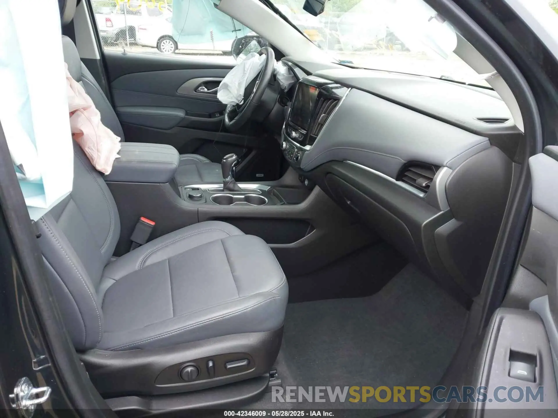 5 Photograph of a damaged car 1GNEVHKW5KJ158989 CHEVROLET TRAVERSE 2019