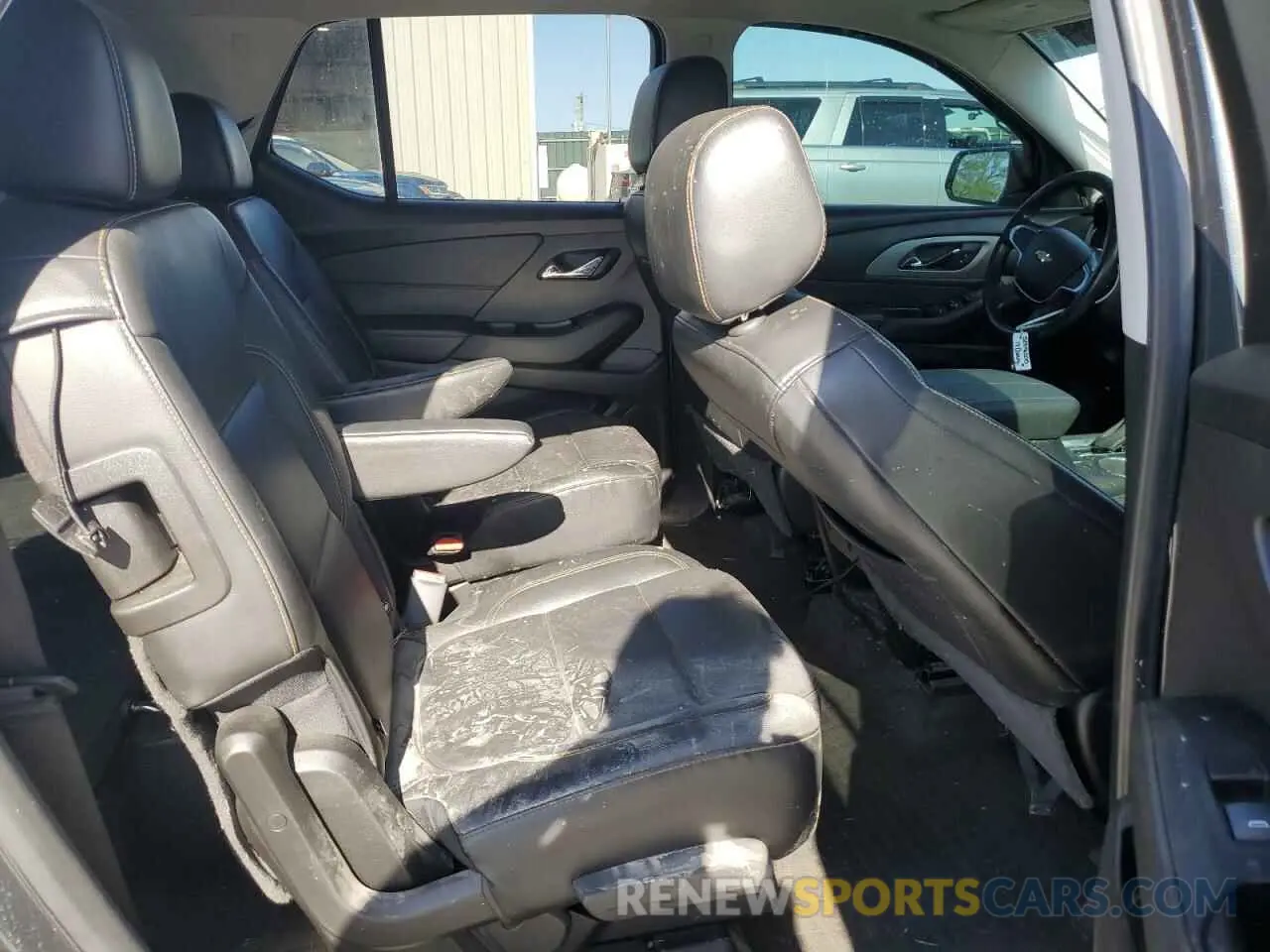 11 Photograph of a damaged car 1GNEVHKW6KJ179981 CHEVROLET TRAVERSE 2019