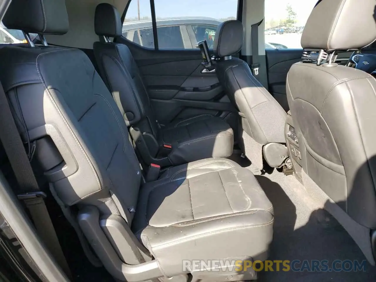 11 Photograph of a damaged car 1GNEVHKW6KJ206760 CHEVROLET TRAVERSE 2019