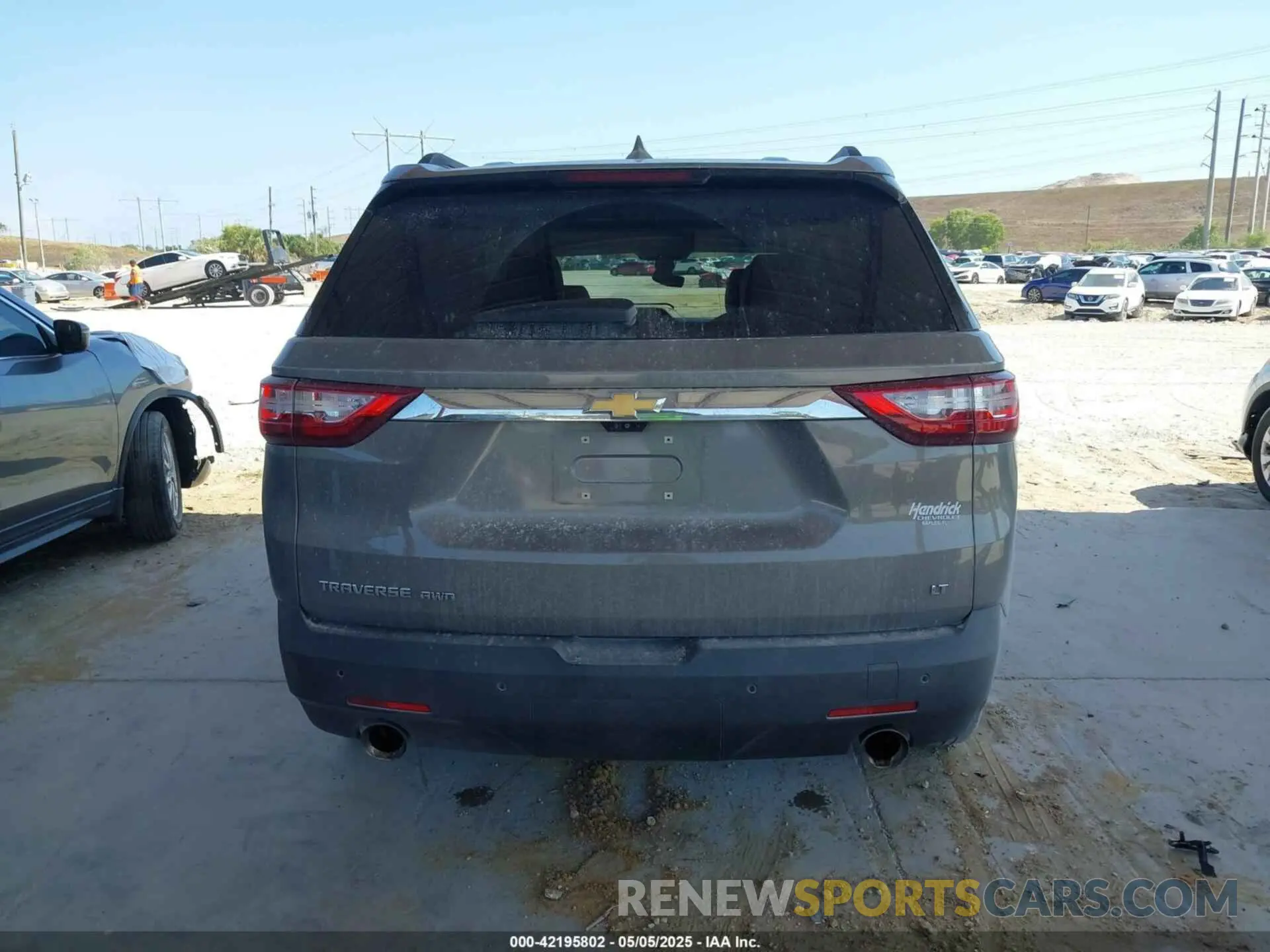 16 Photograph of a damaged car 1GNEVHKW6KJ209643 CHEVROLET TRAVERSE 2019