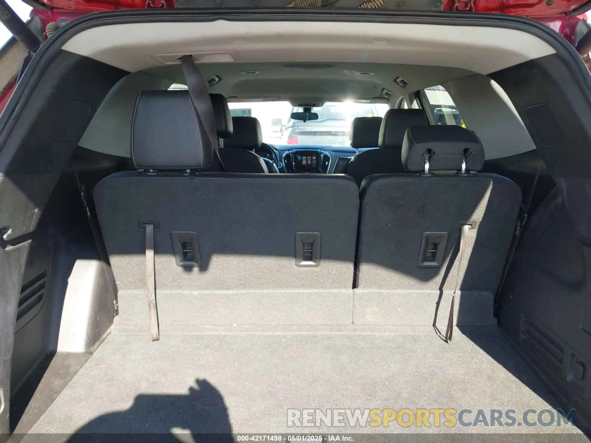 14 Photograph of a damaged car 1GNEVHKW7KJ320203 CHEVROLET TRAVERSE 2019