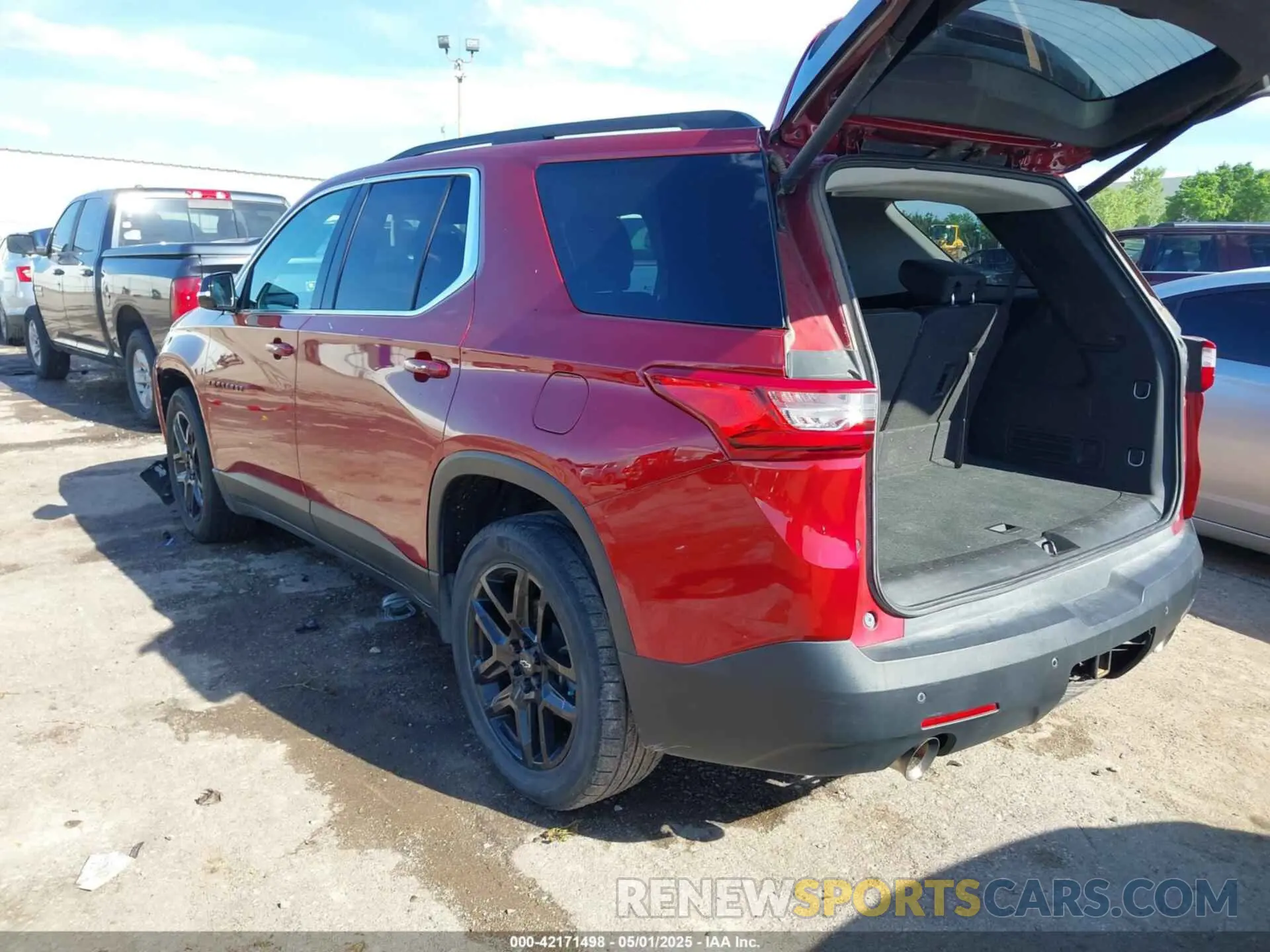 3 Photograph of a damaged car 1GNEVHKW7KJ320203 CHEVROLET TRAVERSE 2019