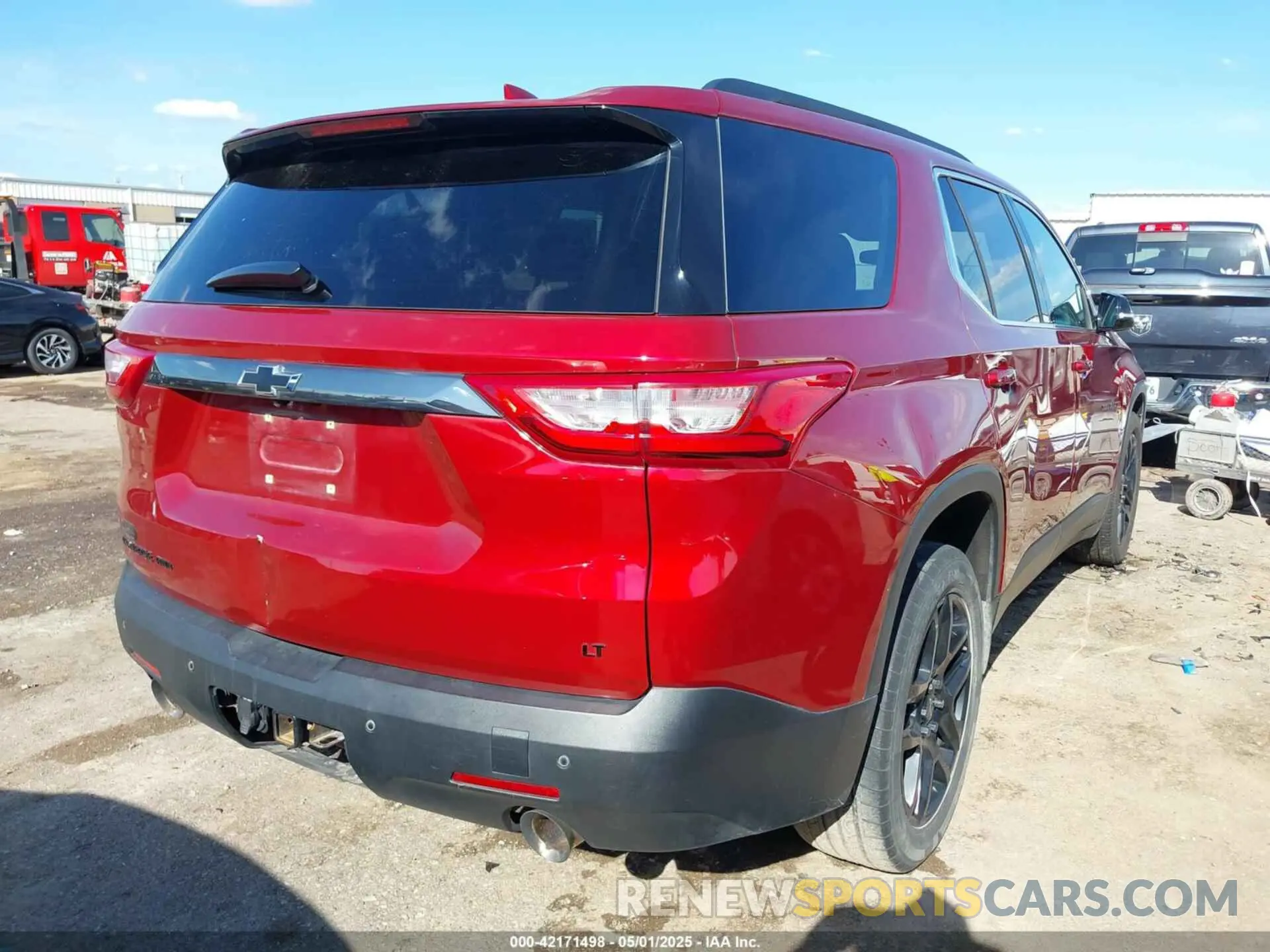 4 Photograph of a damaged car 1GNEVHKW7KJ320203 CHEVROLET TRAVERSE 2019