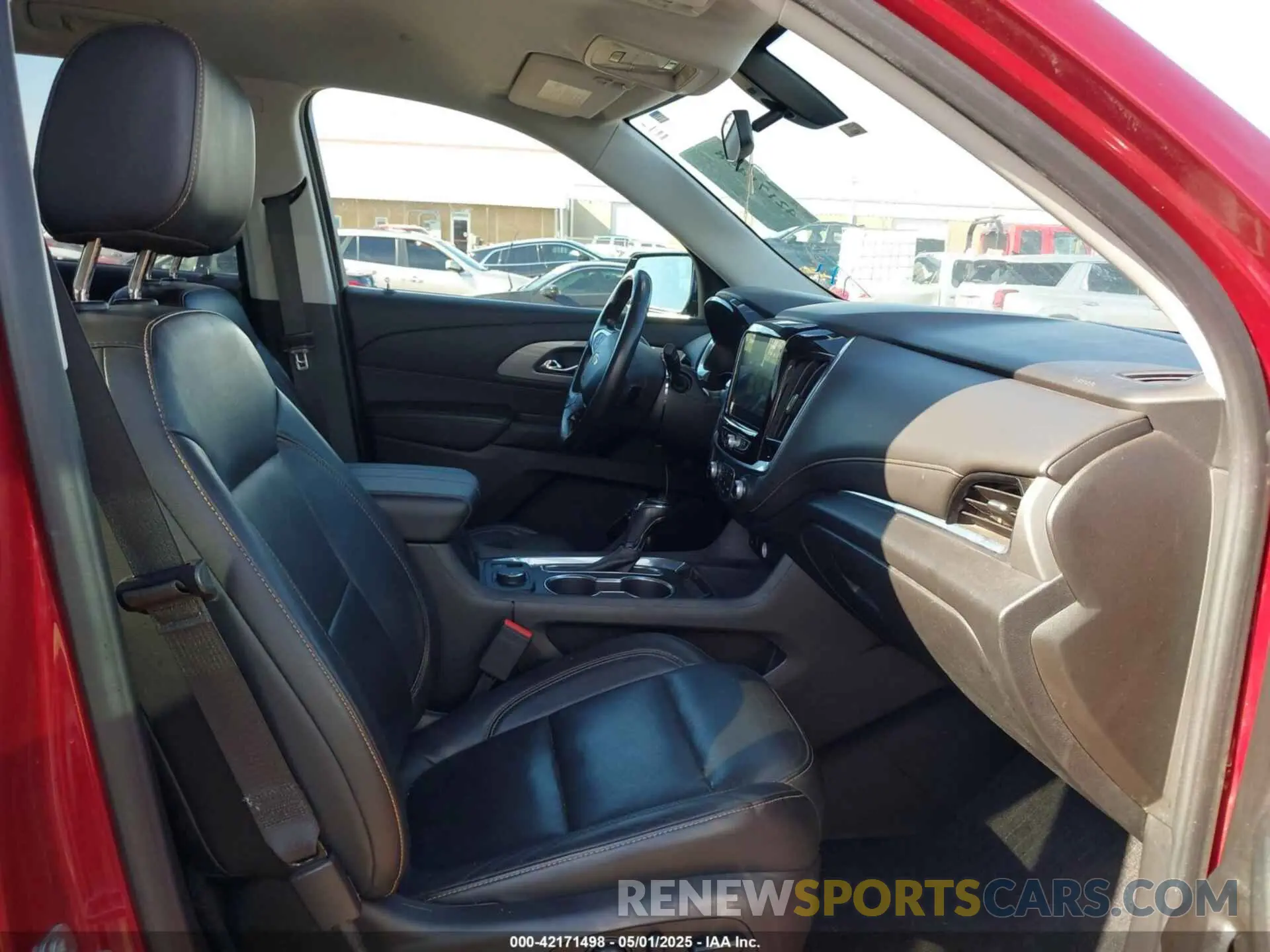5 Photograph of a damaged car 1GNEVHKW7KJ320203 CHEVROLET TRAVERSE 2019