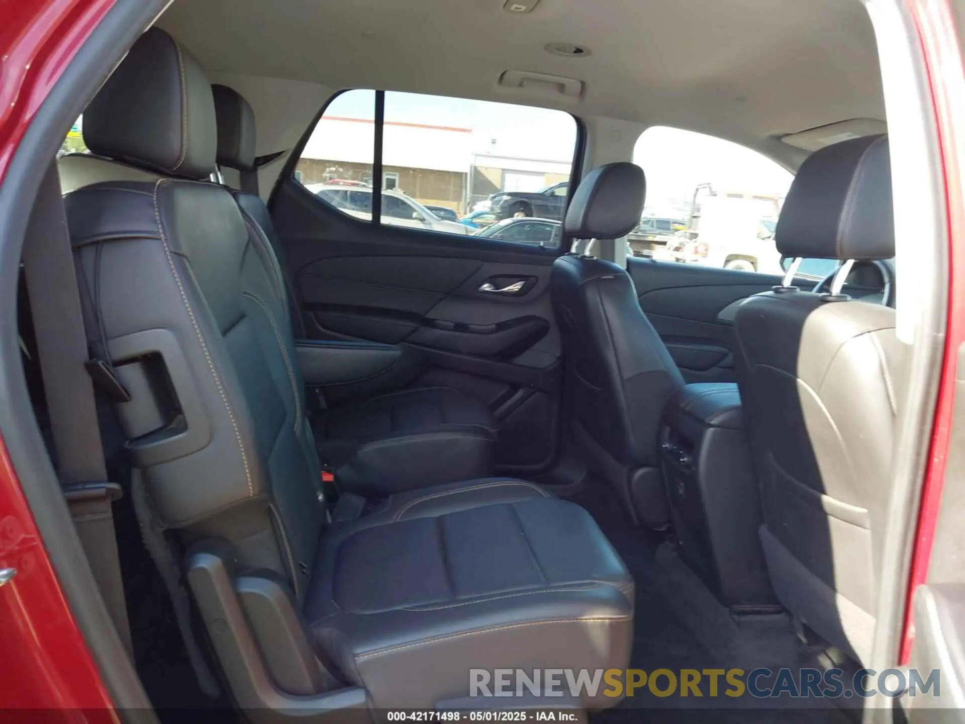 8 Photograph of a damaged car 1GNEVHKW7KJ320203 CHEVROLET TRAVERSE 2019