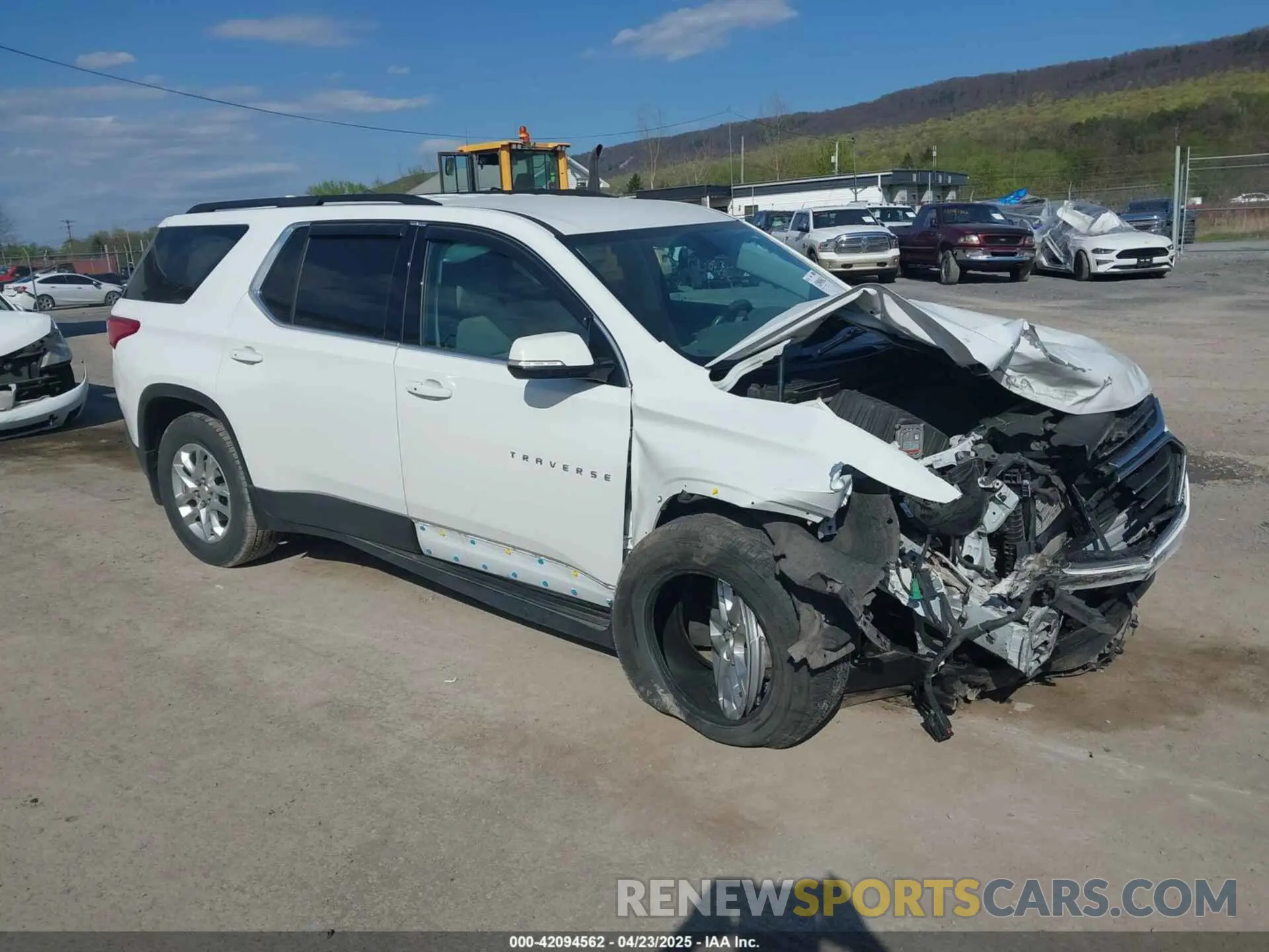 1 Photograph of a damaged car 1GNEVHKW8KJ197737 CHEVROLET TRAVERSE 2019