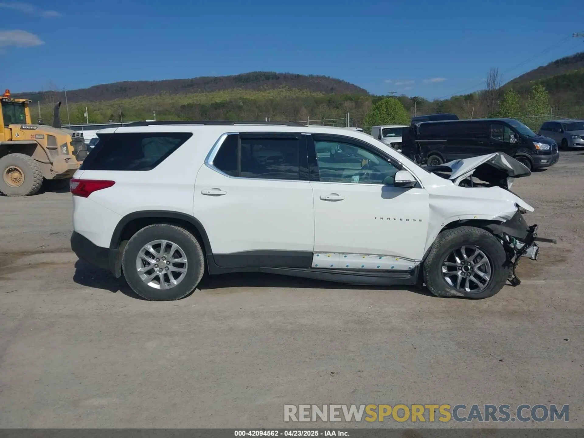 13 Photograph of a damaged car 1GNEVHKW8KJ197737 CHEVROLET TRAVERSE 2019
