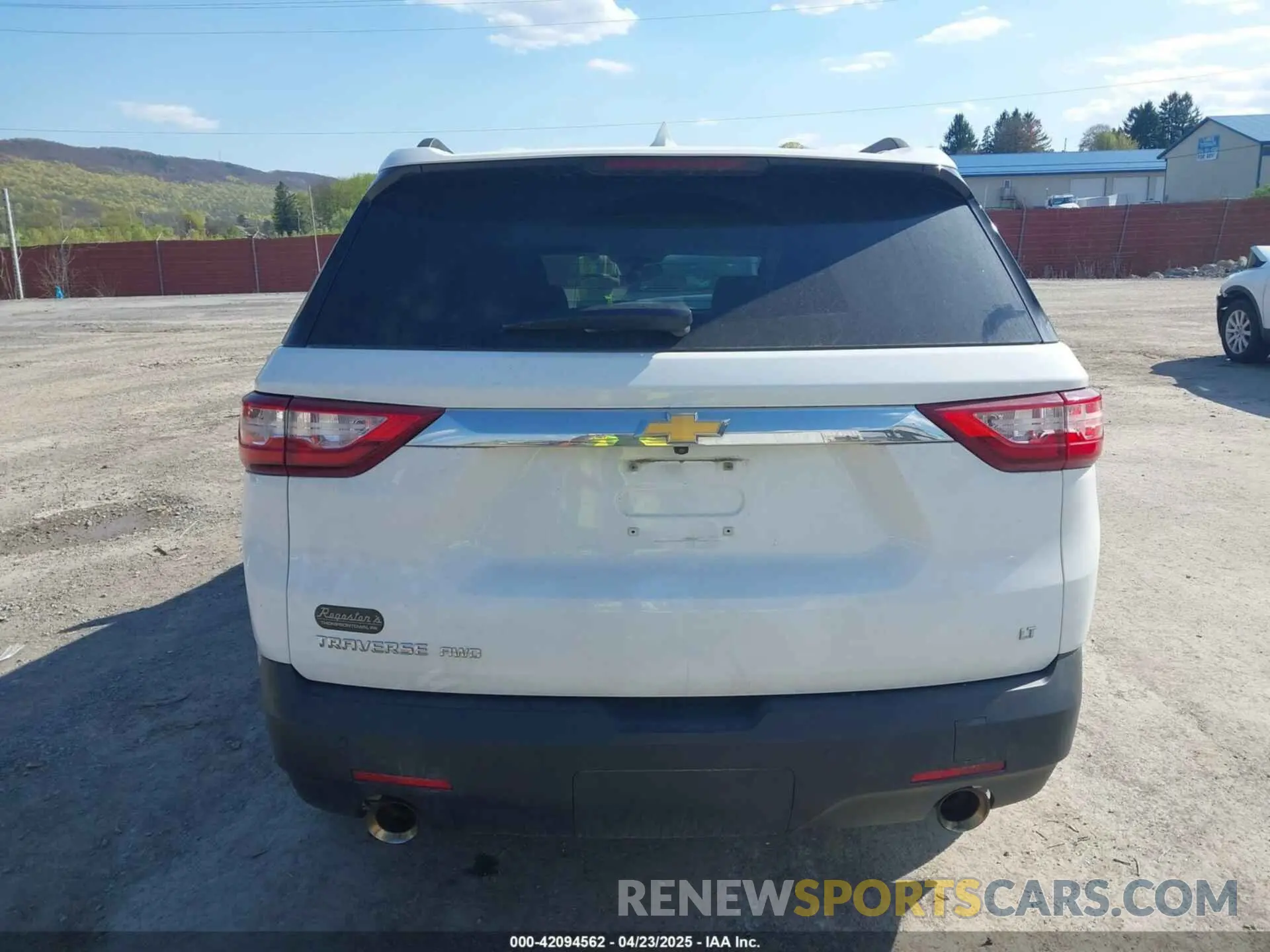 16 Photograph of a damaged car 1GNEVHKW8KJ197737 CHEVROLET TRAVERSE 2019