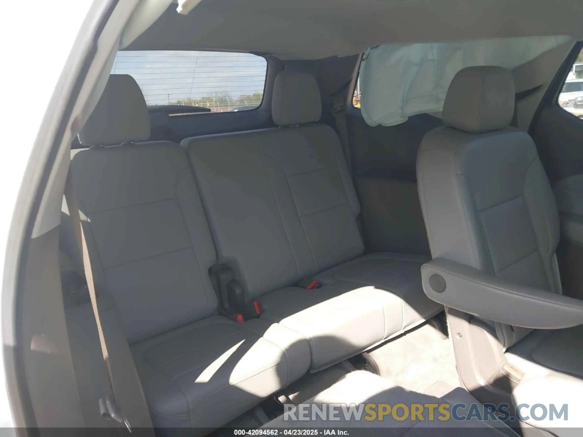 8 Photograph of a damaged car 1GNEVHKW8KJ197737 CHEVROLET TRAVERSE 2019