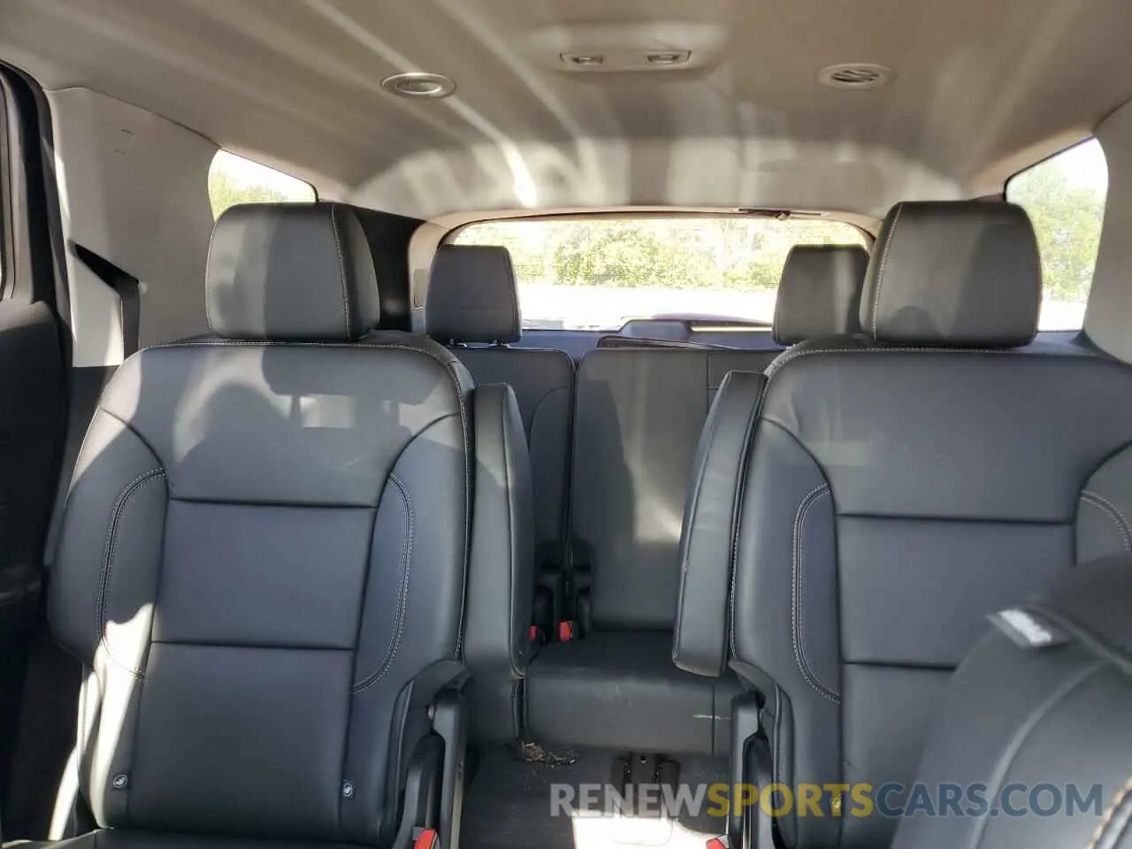 10 Photograph of a damaged car 1GNEVHKW8KJ251313 CHEVROLET TRAVERSE 2019