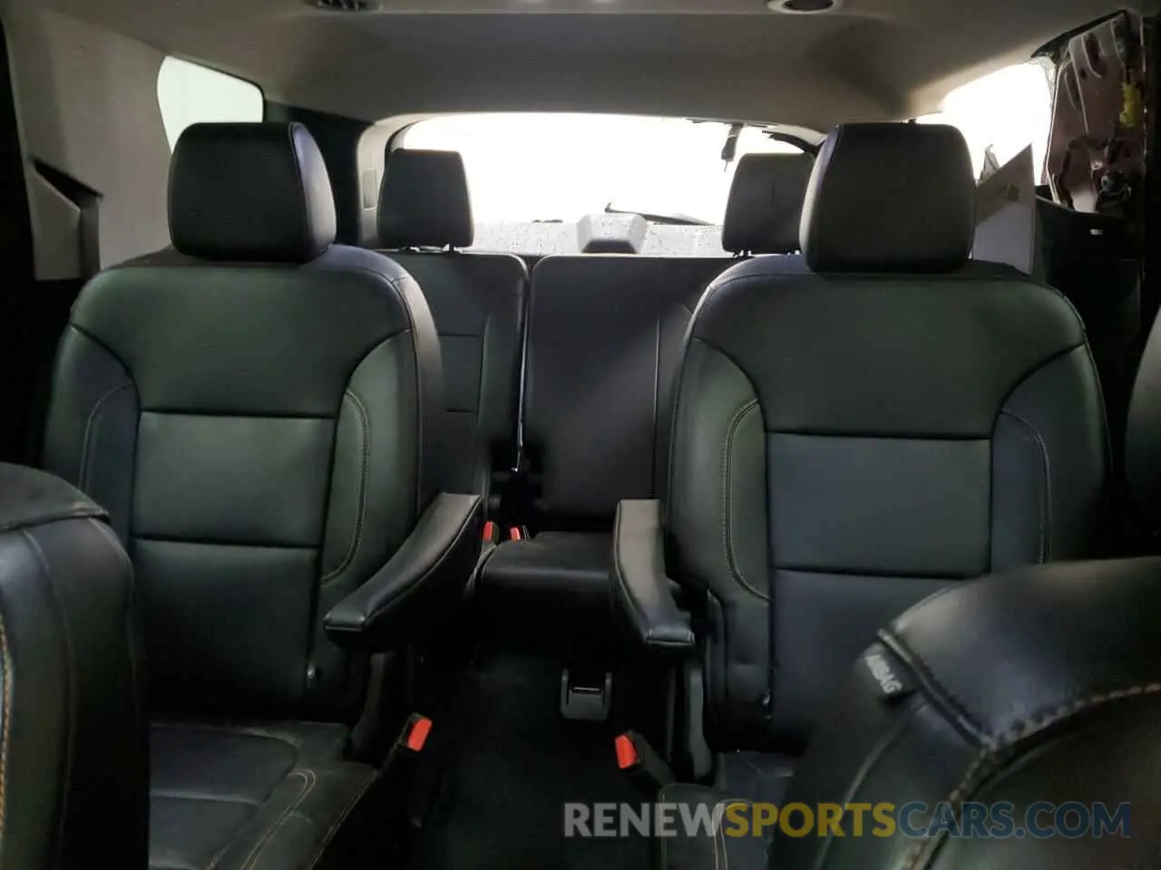 10 Photograph of a damaged car 1GNEVHKW9KJ128572 CHEVROLET TRAVERSE 2019
