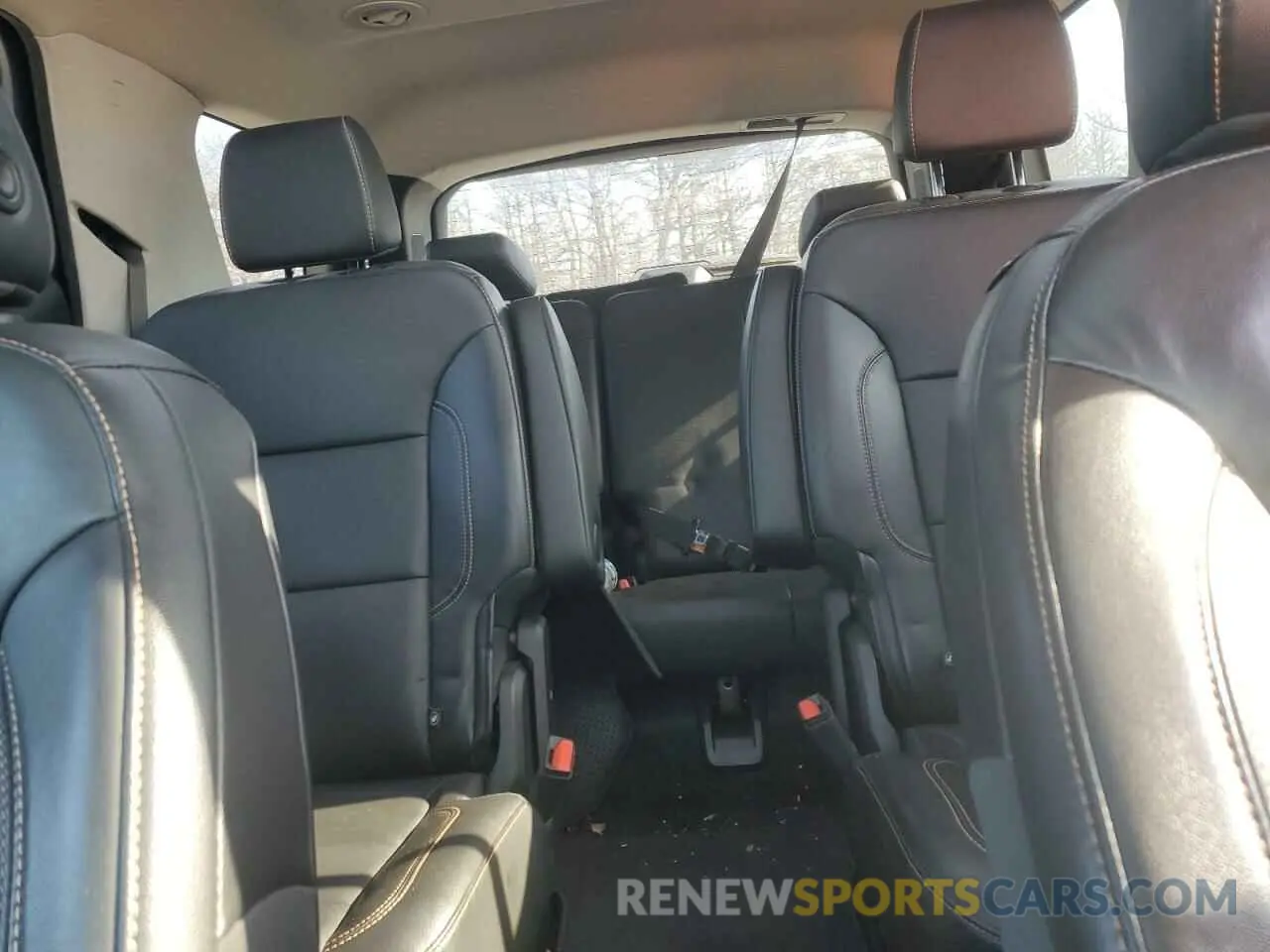10 Photograph of a damaged car 1GNEVHKW9KJ172474 CHEVROLET TRAVERSE 2019