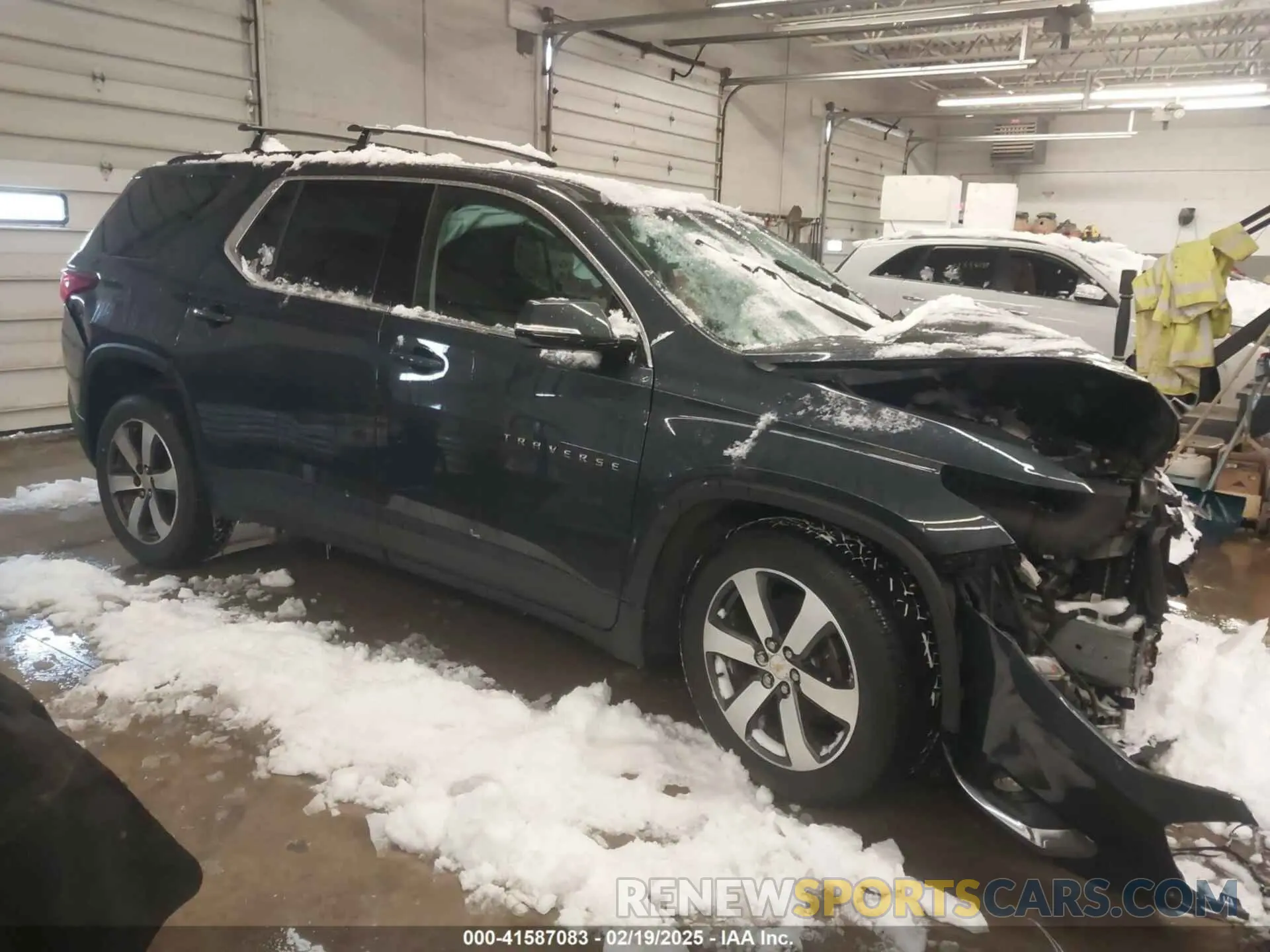1 Photograph of a damaged car 1GNEVHKWXKJ189106 CHEVROLET TRAVERSE 2019