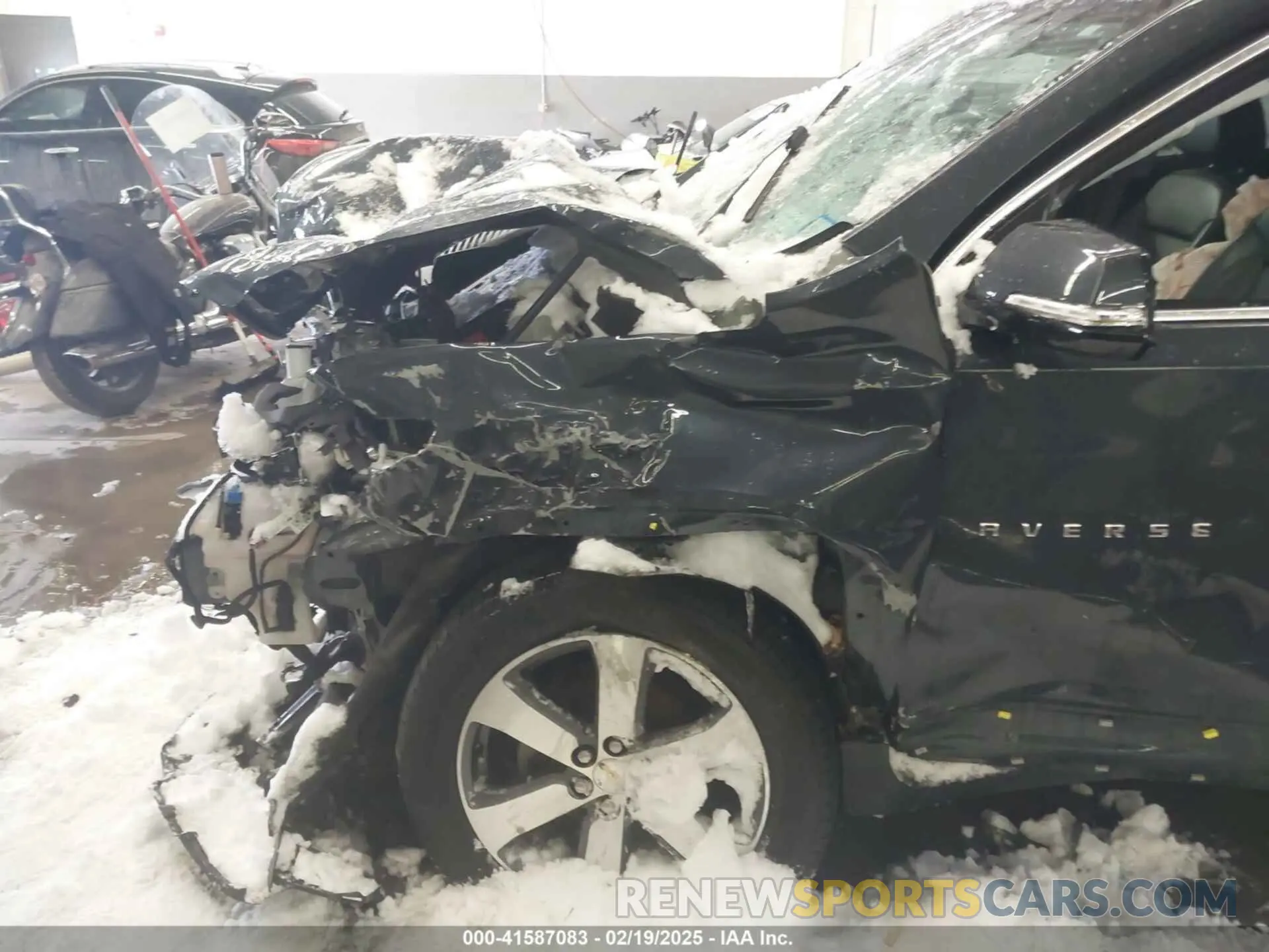 17 Photograph of a damaged car 1GNEVHKWXKJ189106 CHEVROLET TRAVERSE 2019