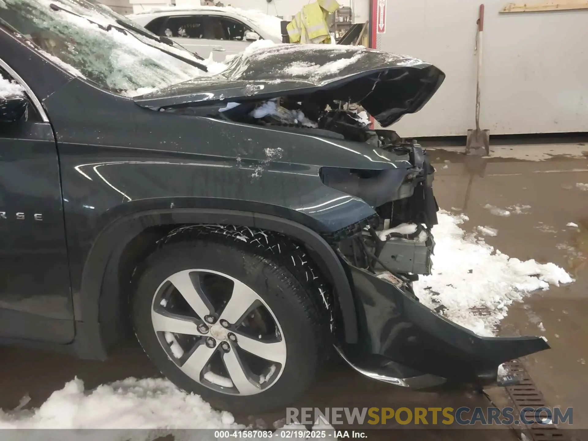 18 Photograph of a damaged car 1GNEVHKWXKJ189106 CHEVROLET TRAVERSE 2019