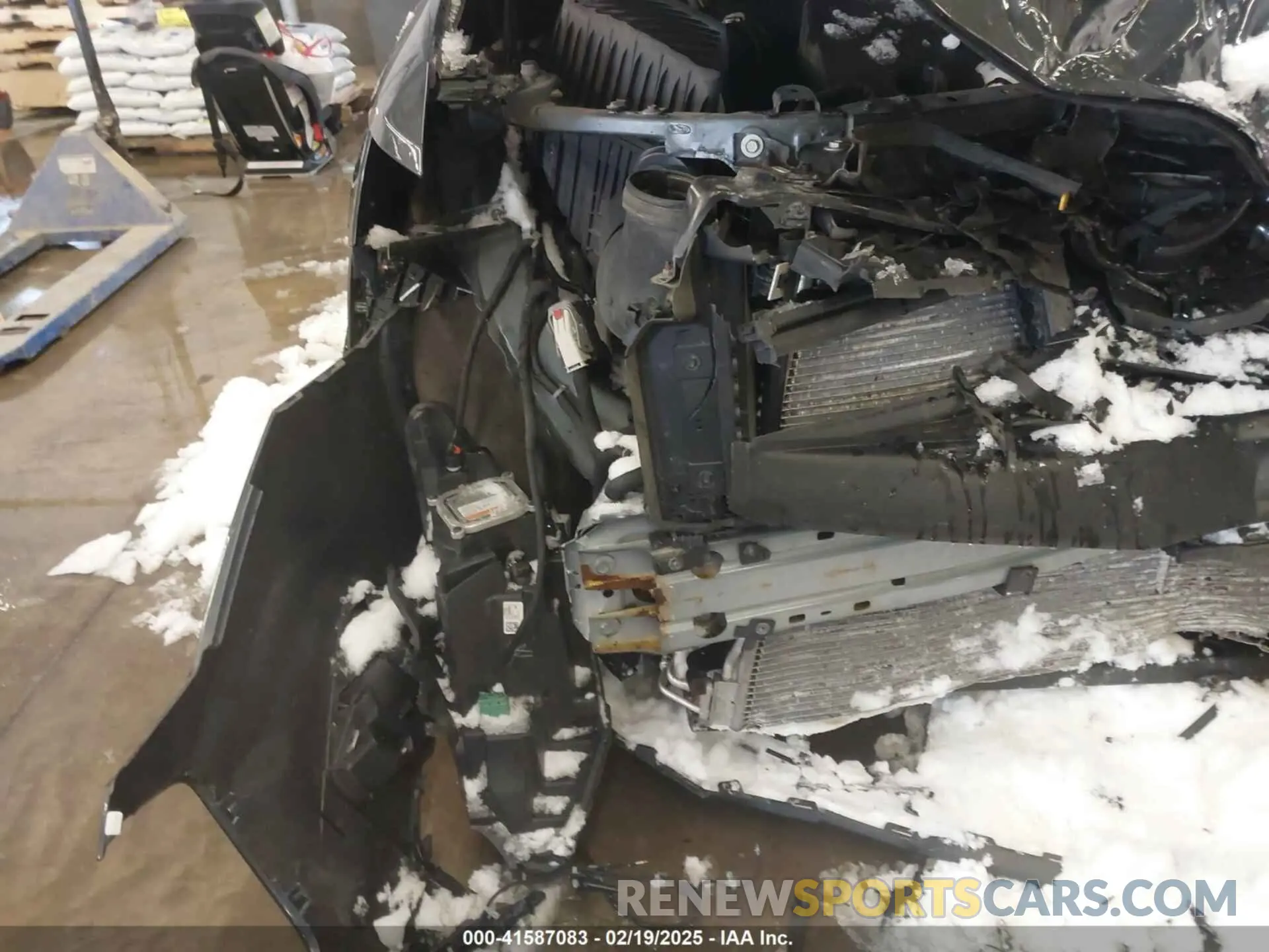 19 Photograph of a damaged car 1GNEVHKWXKJ189106 CHEVROLET TRAVERSE 2019