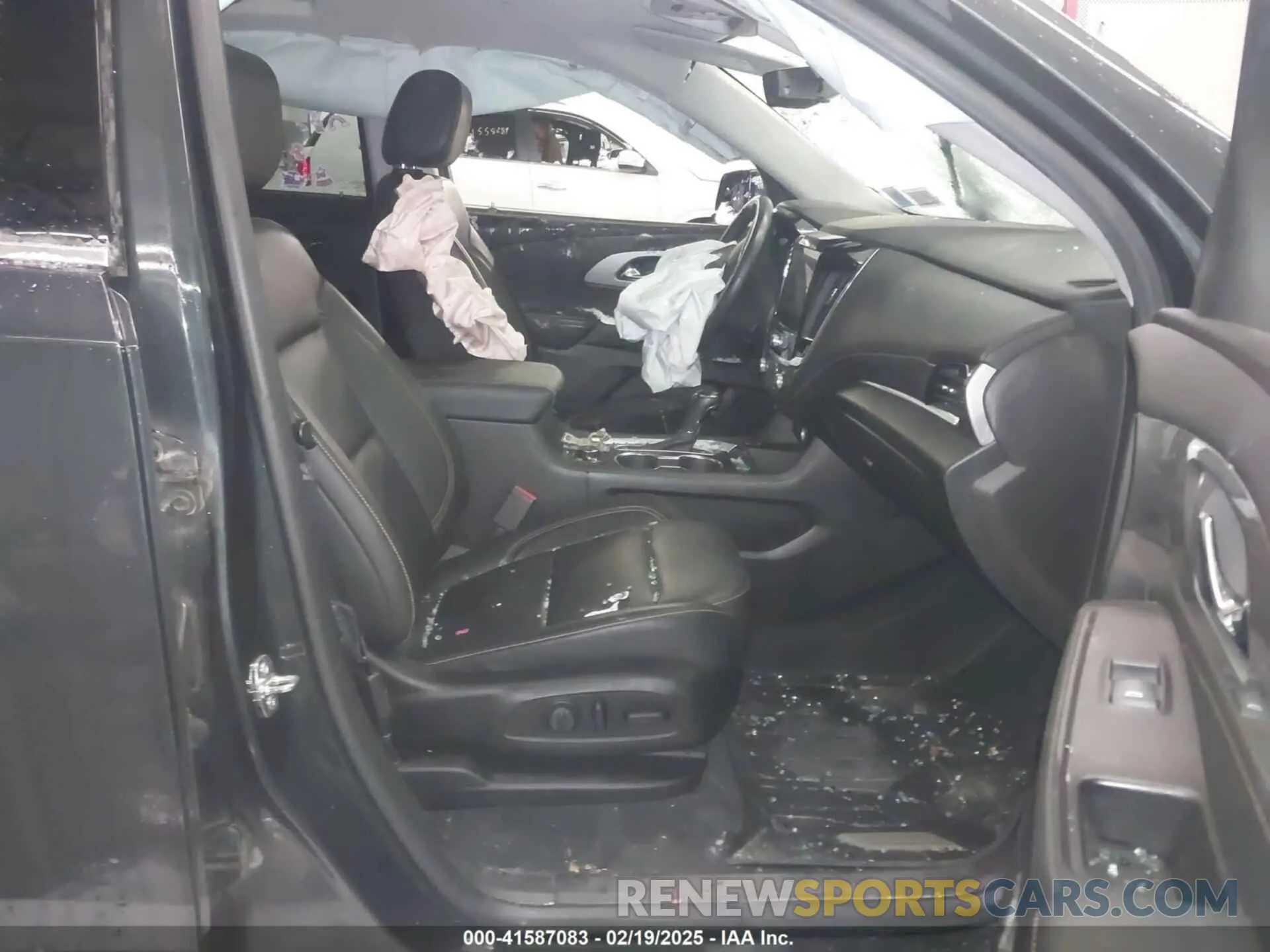5 Photograph of a damaged car 1GNEVHKWXKJ189106 CHEVROLET TRAVERSE 2019