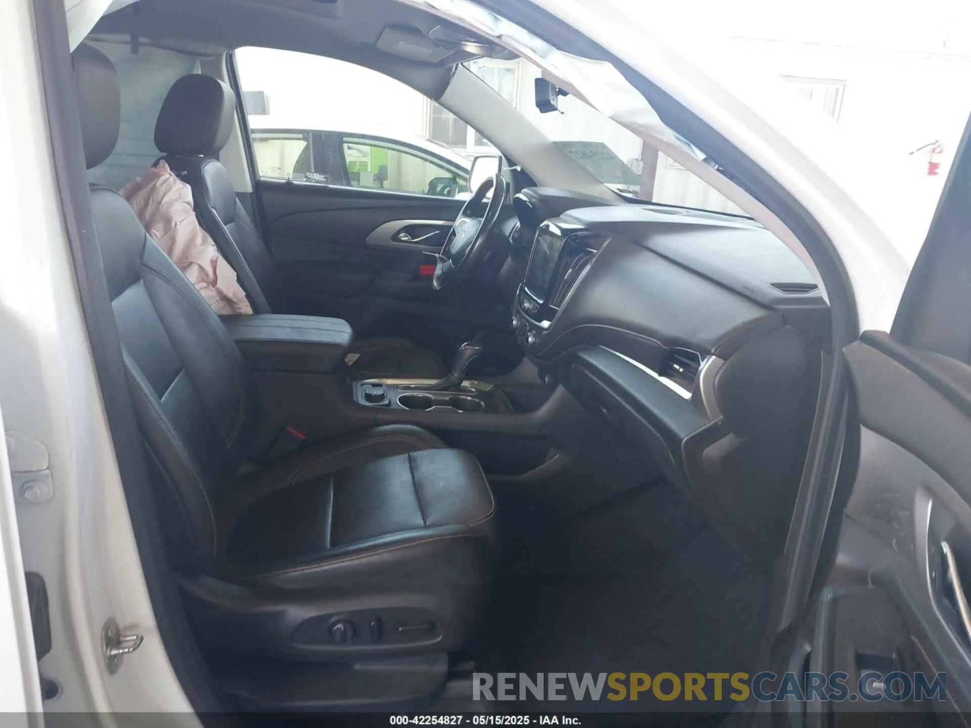 5 Photograph of a damaged car 1GNEVJKW9KJ238366 CHEVROLET TRAVERSE 2019