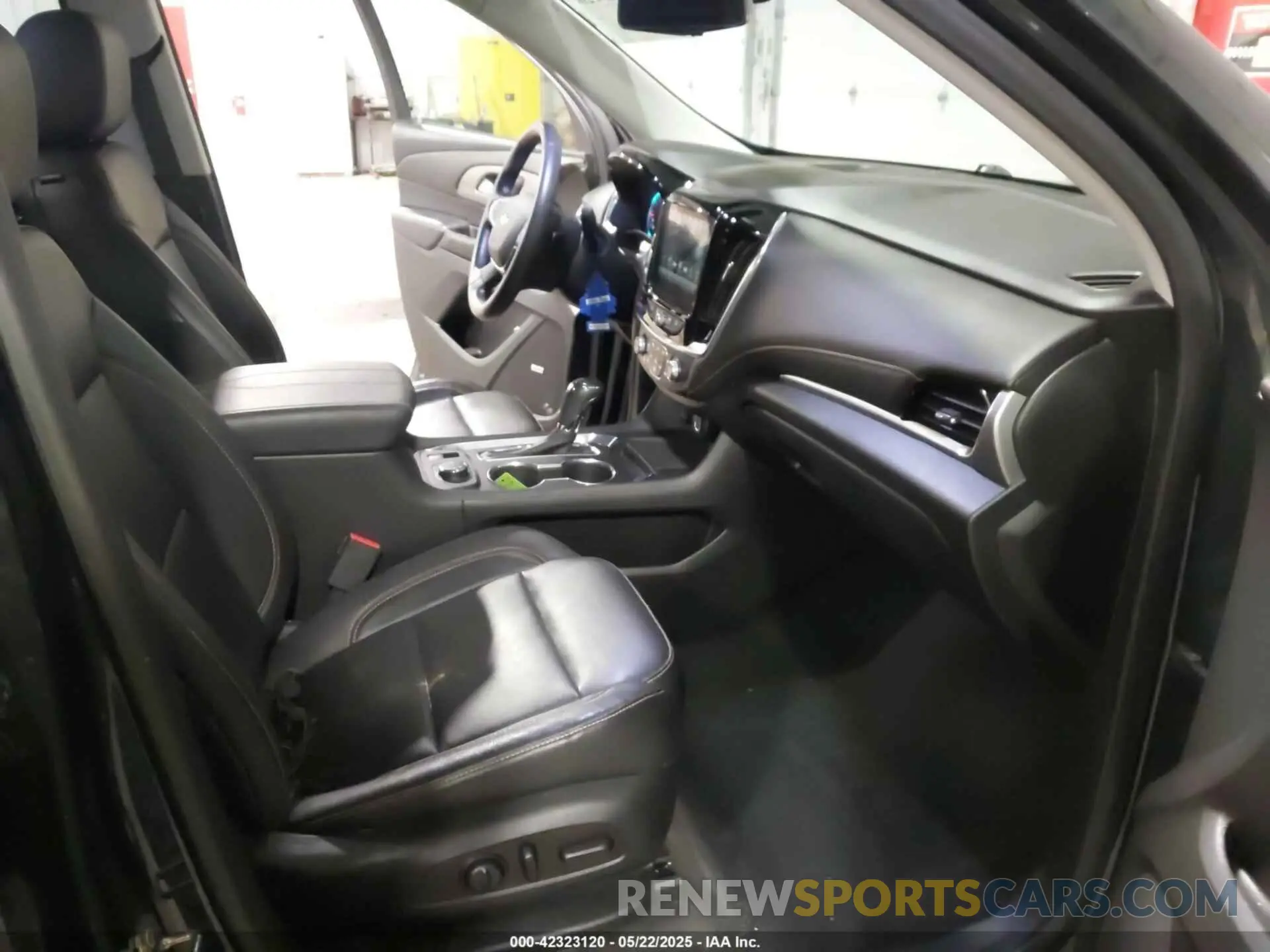 5 Photograph of a damaged car 1GNEVJKW9KJ276437 CHEVROLET TRAVERSE 2019