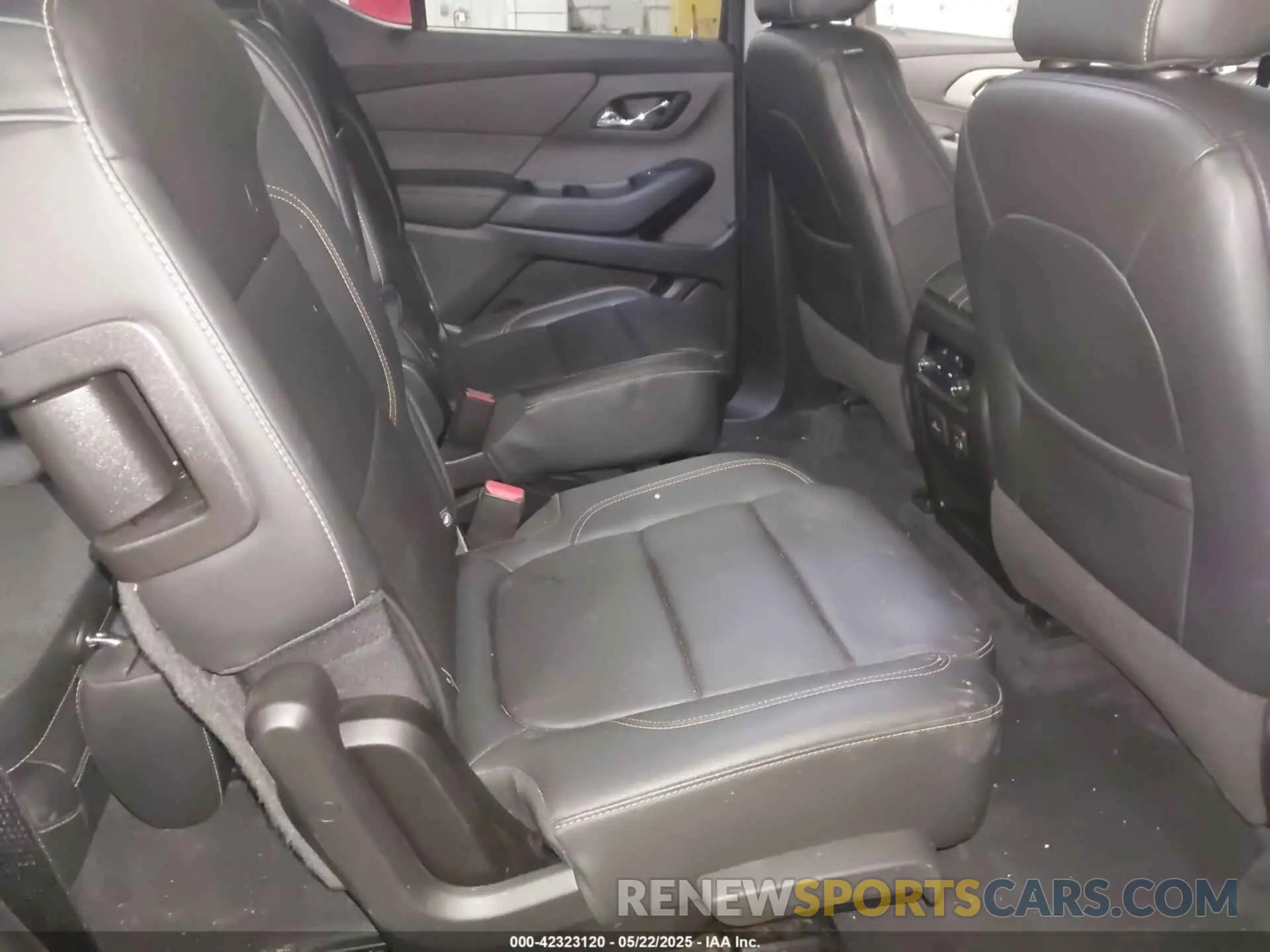 8 Photograph of a damaged car 1GNEVJKW9KJ276437 CHEVROLET TRAVERSE 2019